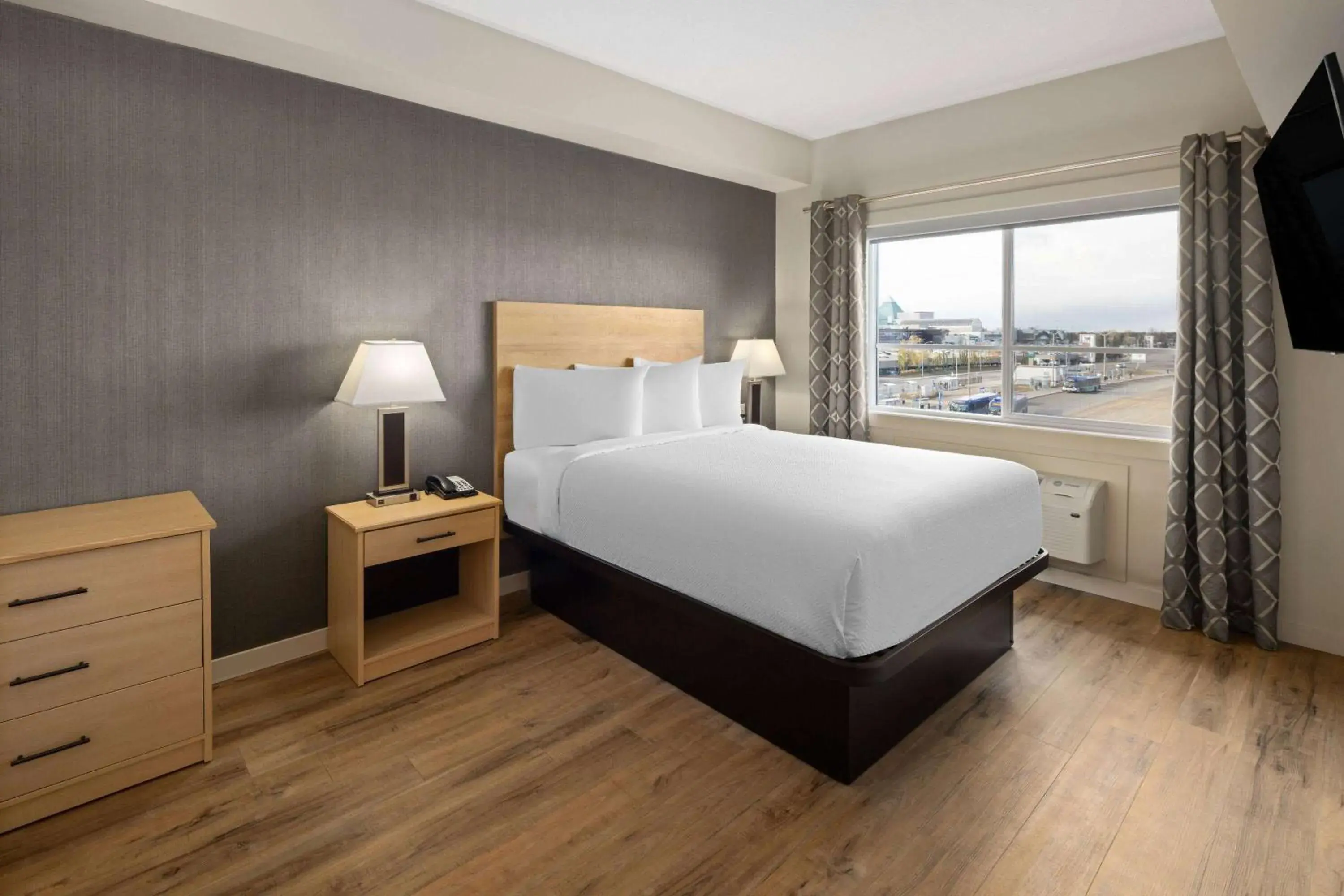 Two-Bedroom Loft Junior Suite with One King Bed and Two Queen Beds - Non-Smoking in Baymont by Wyndham West Edmonton Two-Bedroom Loft Junior Suite with One King Bed and Two Queen Beds - Non-Smoking in Baymont by Wyndham West Edmonton