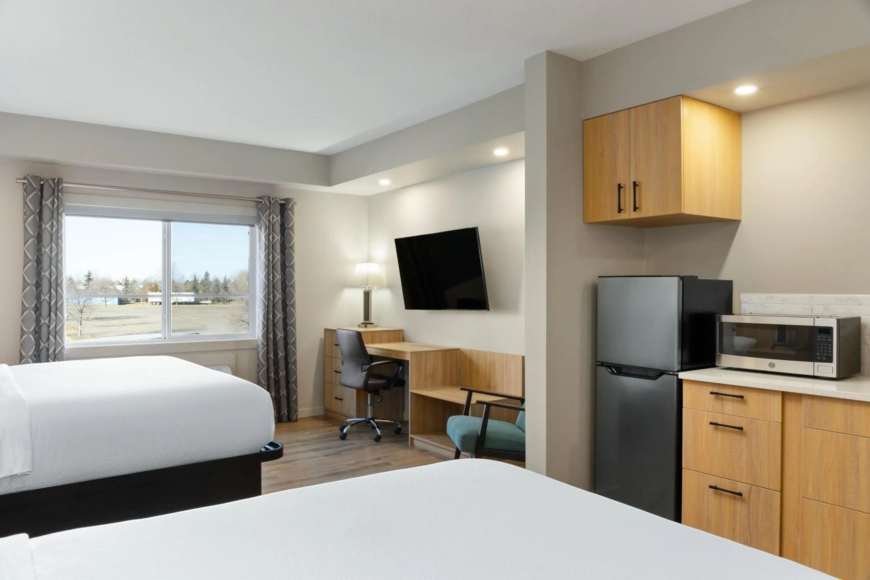 Kitchen or kitchenette, Bed in Baymont by Wyndham West Edmonton