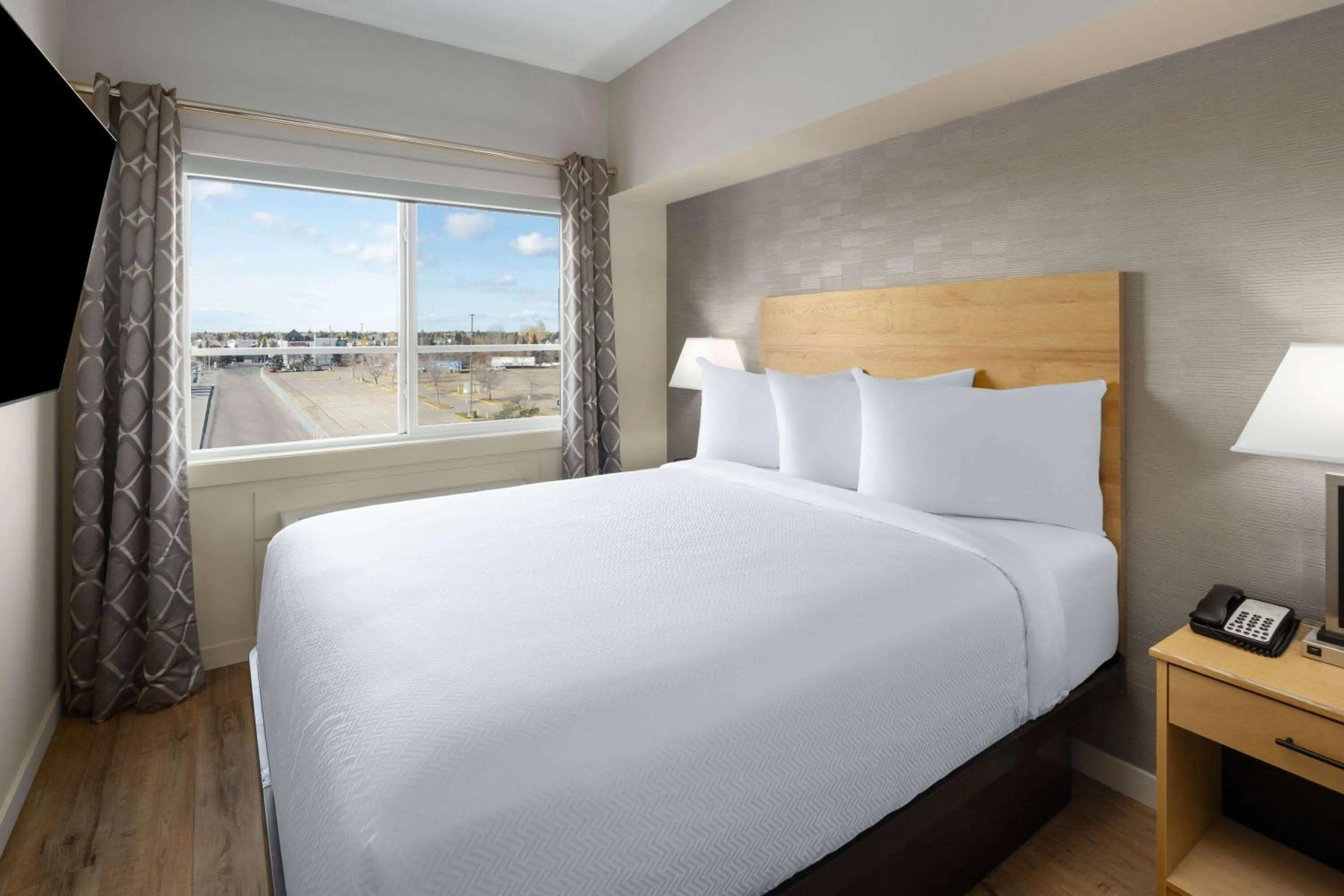 Photo of the whole room, Bed in Baymont by Wyndham West Edmonton