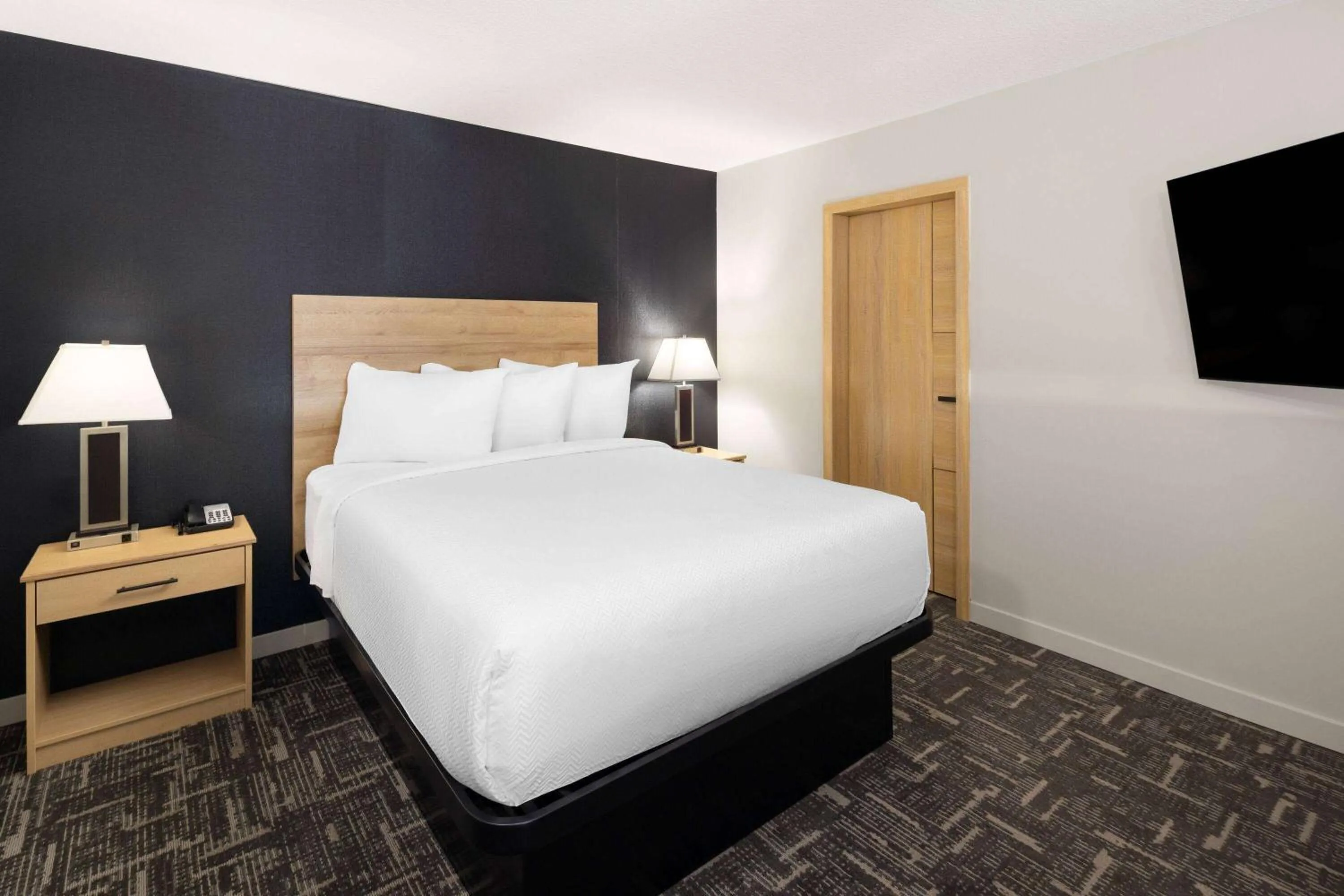 Photo of the whole room, Bed in Baymont by Wyndham West Edmonton