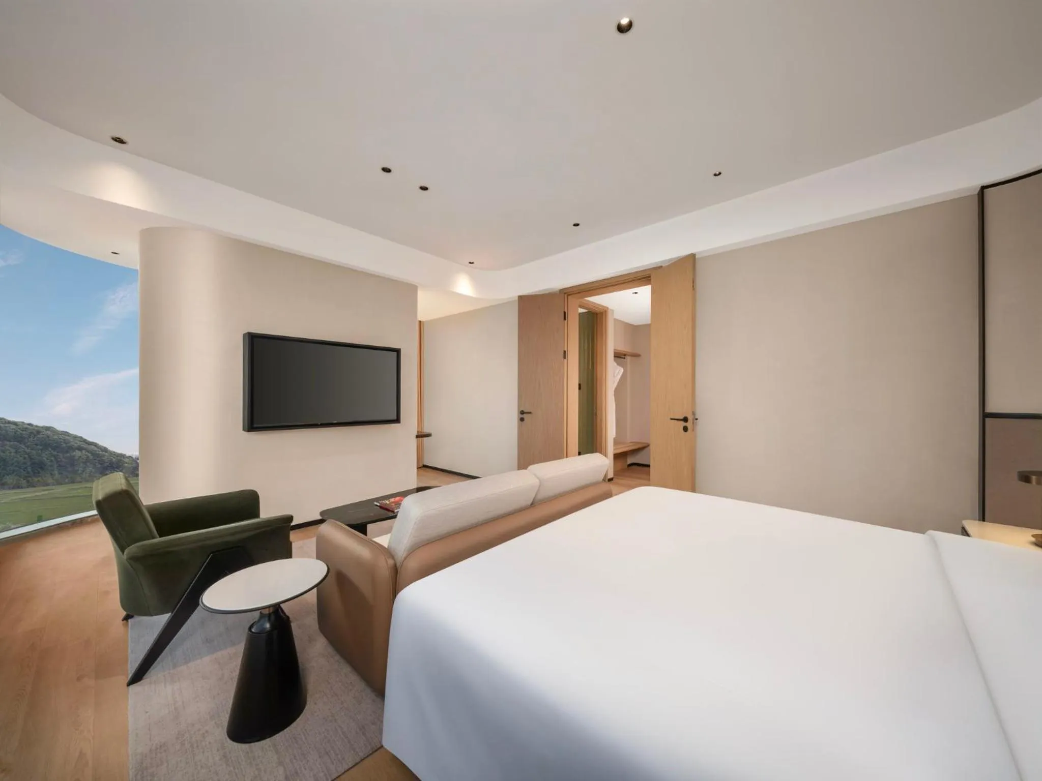 Photo of the whole room, Bed in Holiday Inn Hangzhou GCEC