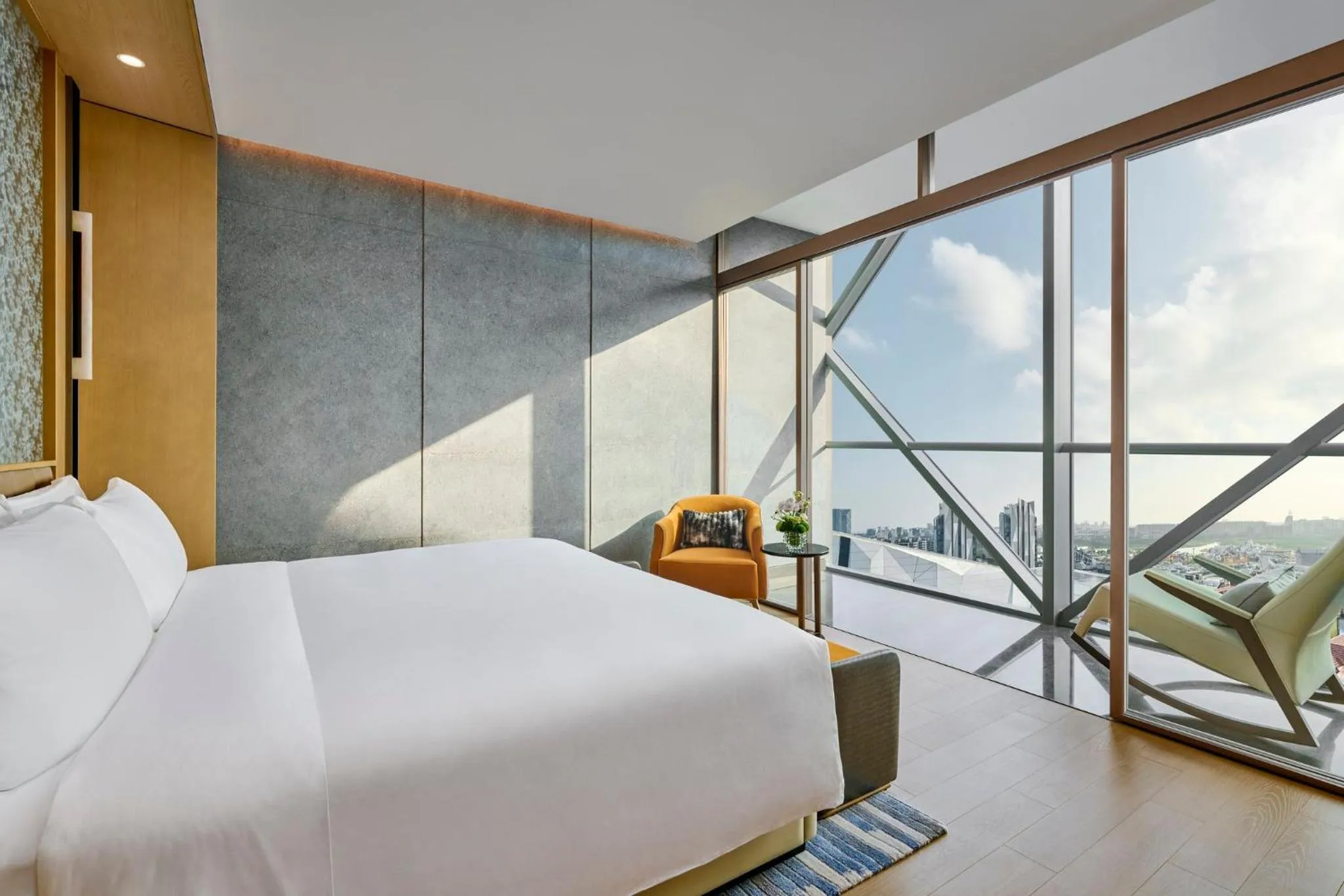 Photo of the whole room, Bed in Crowne Plaza Shanghai Snow World by IHG