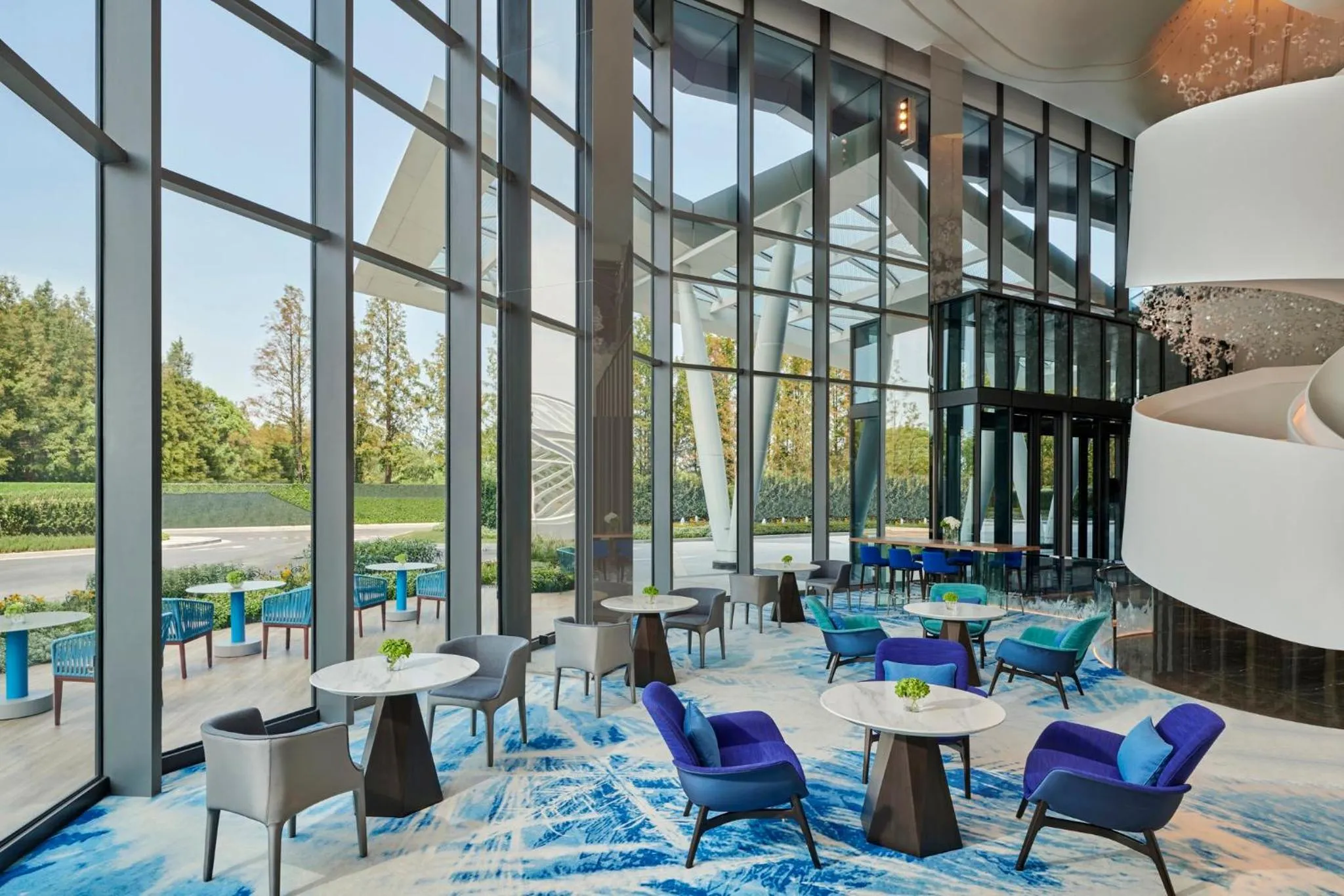 Lounge or bar in Crowne Plaza Shanghai Snow World by IHG