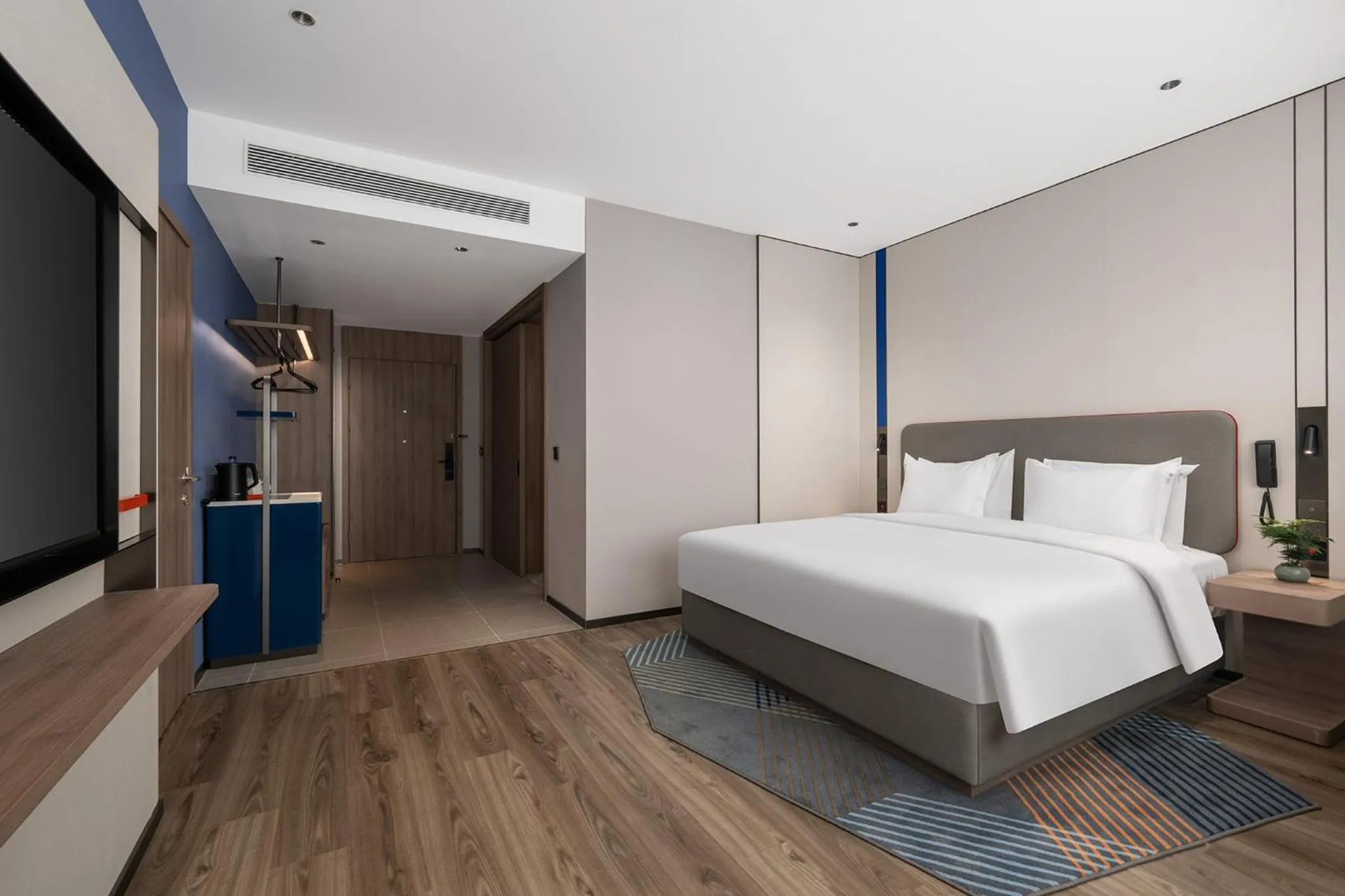 Photo of the whole room, Bed in Holiday Inn Express Qingdao Hongdao Station by IHG - Qingdao International Airport