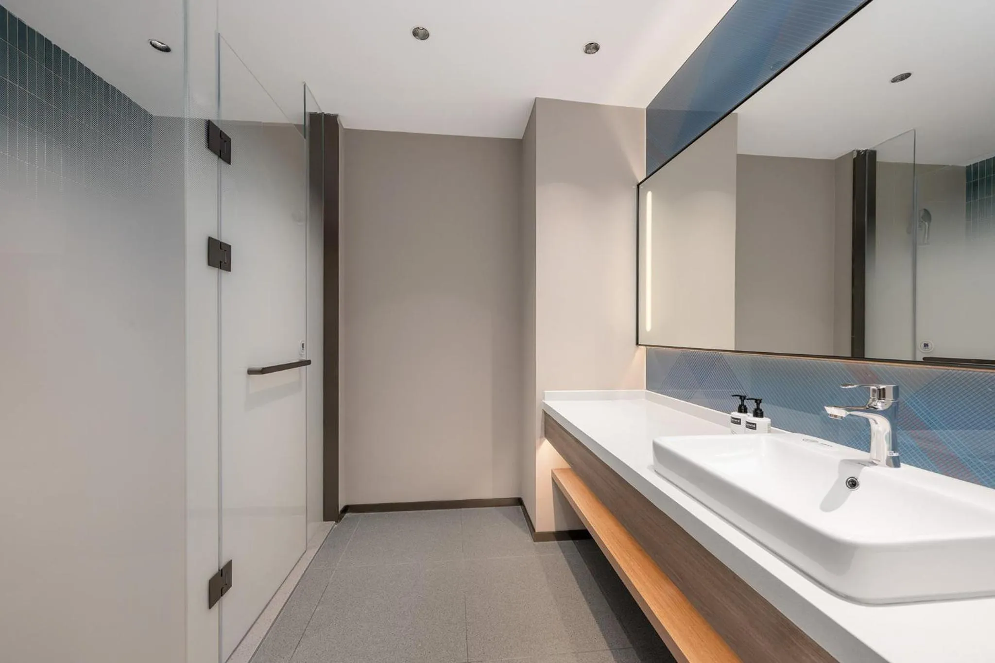 Photo of the whole room in Holiday Inn Express Qingdao Hongdao Station by IHG - Qingdao International Airport