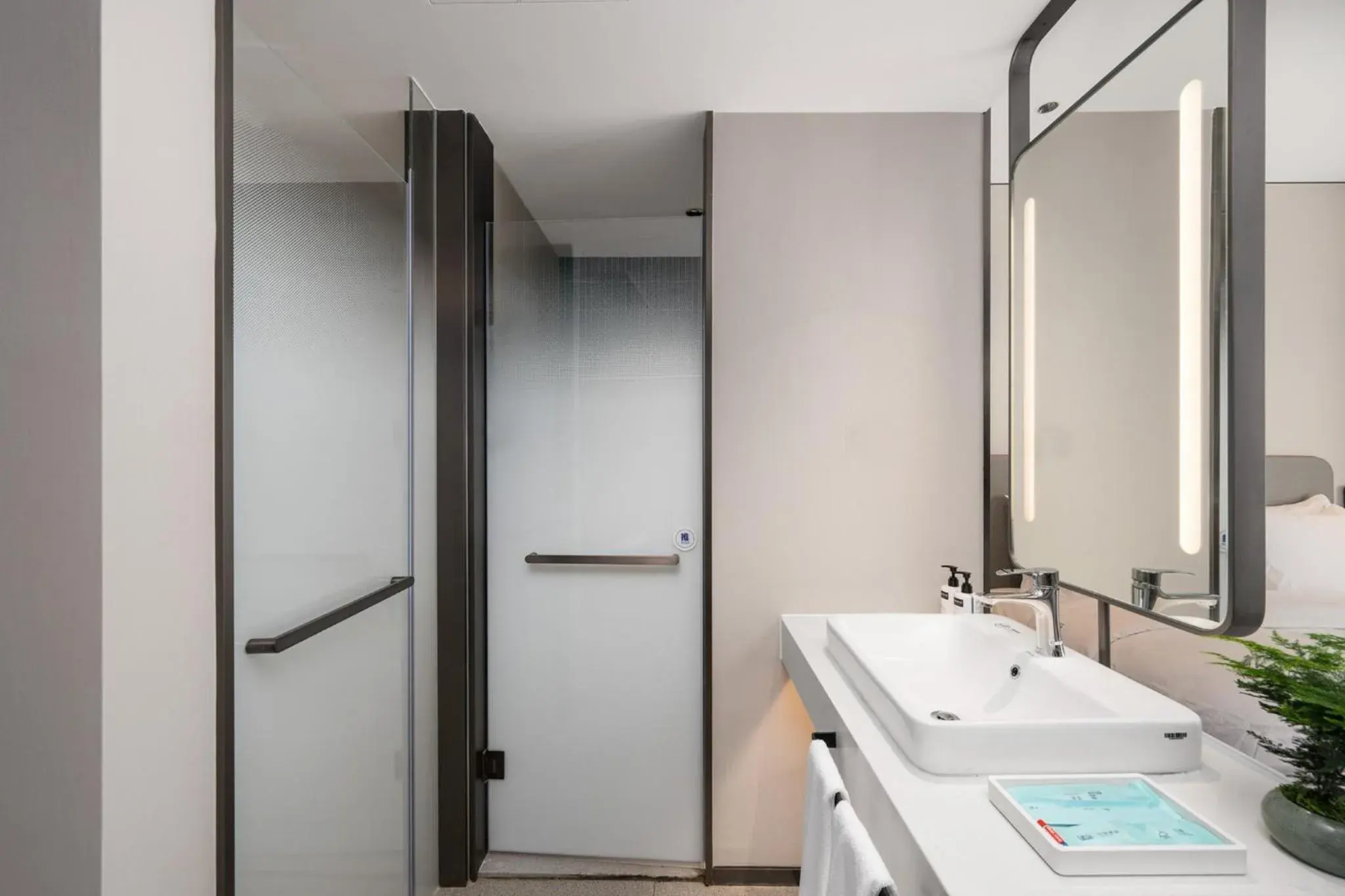 Standard King Room - High Floor in Holiday Inn Express Qingdao Hongdao Station by IHG - Qingdao International Airport Standard King Room - High Floor in Holiday Inn Express Qingdao Hongdao Station by IHG - Qingdao International Airport