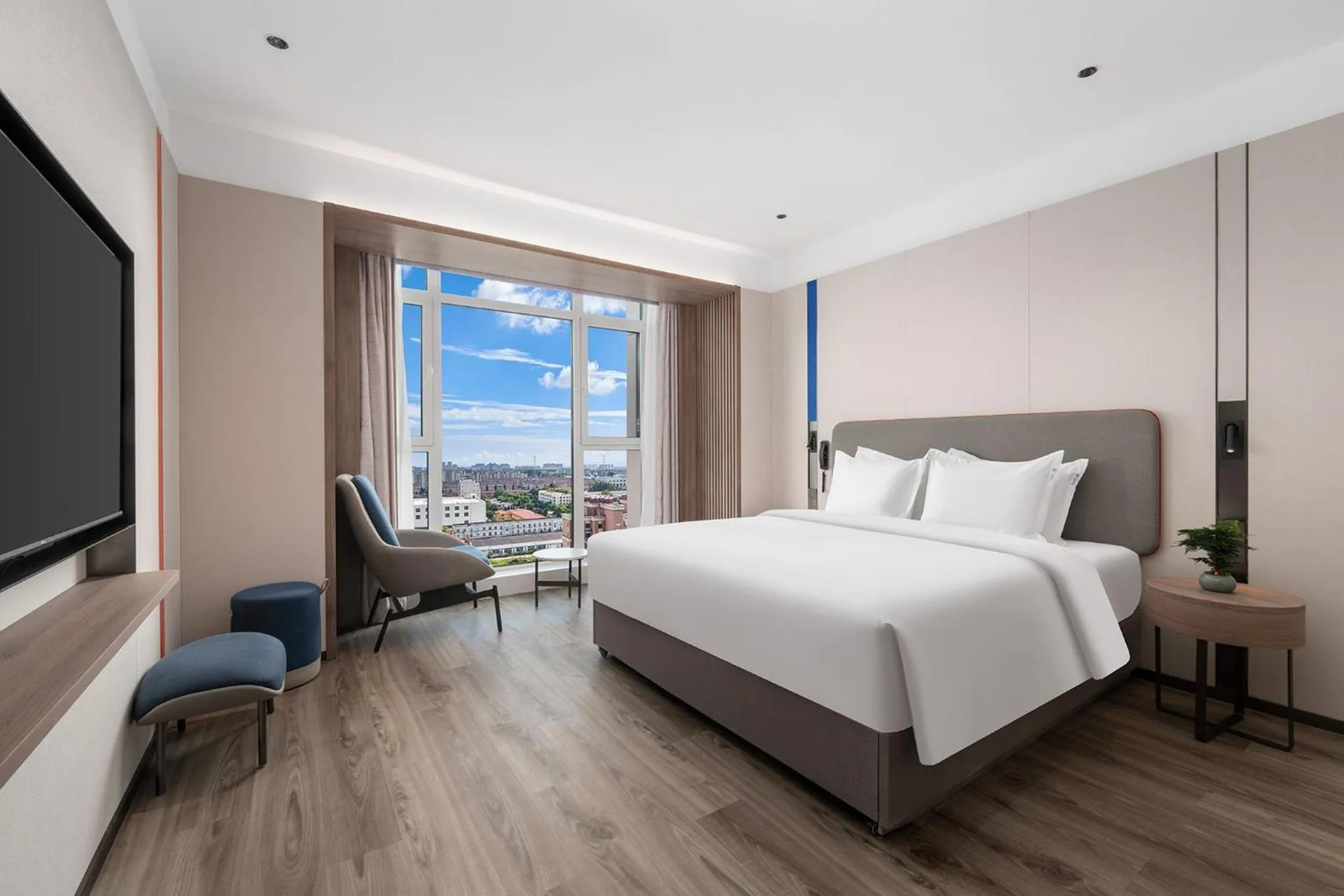 Photo of the whole room, Bed in Holiday Inn Express Qingdao Hongdao Station by IHG - Qingdao International Airport