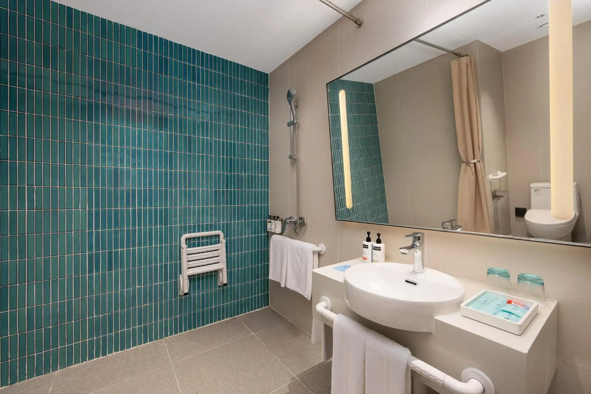 Standard King Room - Disability Access in Holiday Inn Express Qingdao Hongdao Station by IHG - Qingdao International Airport Standard King Room - Disability Access in Holiday Inn Express Qingdao Hongdao Station by IHG - Qingdao International Airport