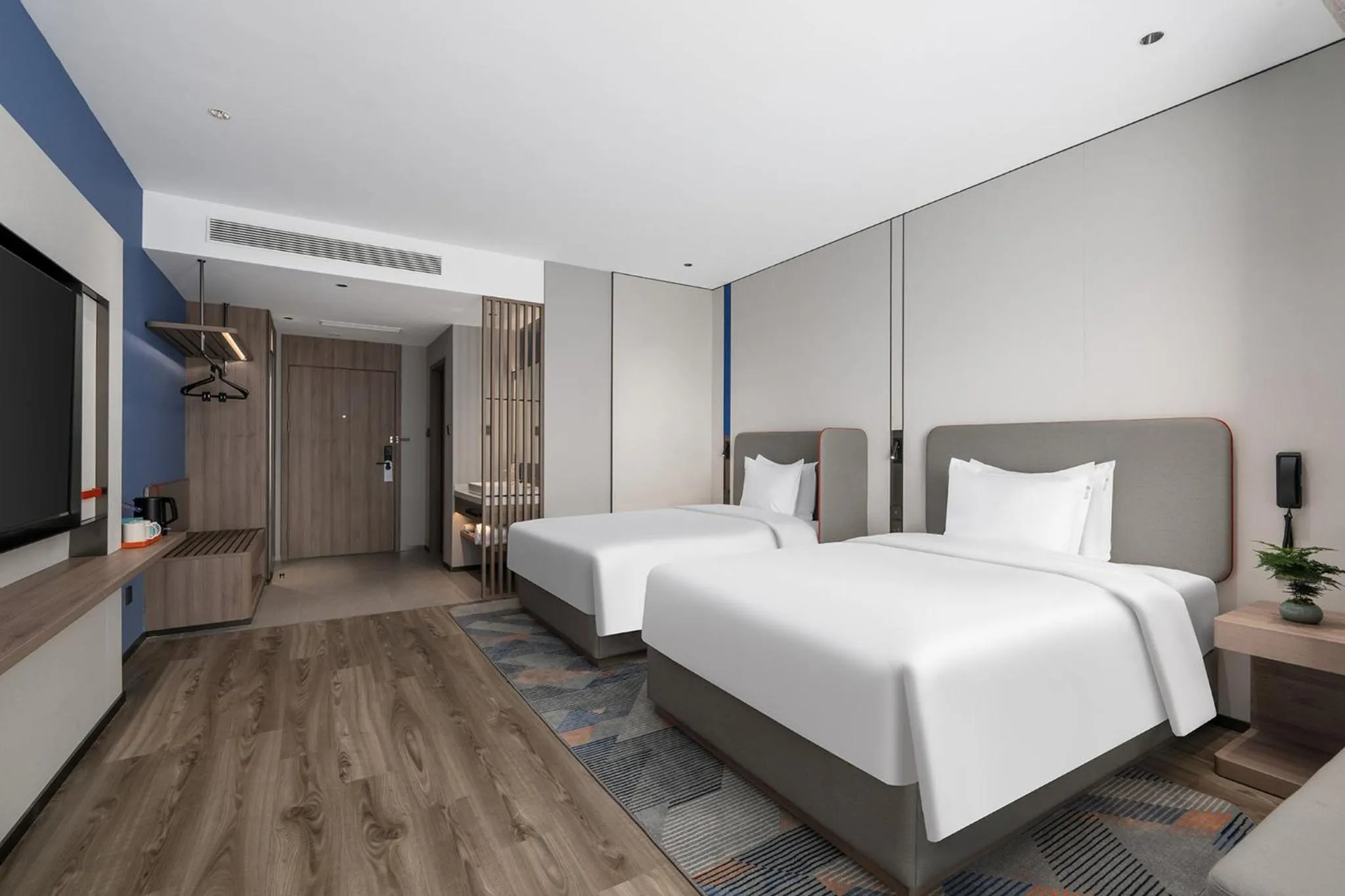 Photo of the whole room, Bed in Holiday Inn Express Qingdao Hongdao Station by IHG - Qingdao International Airport