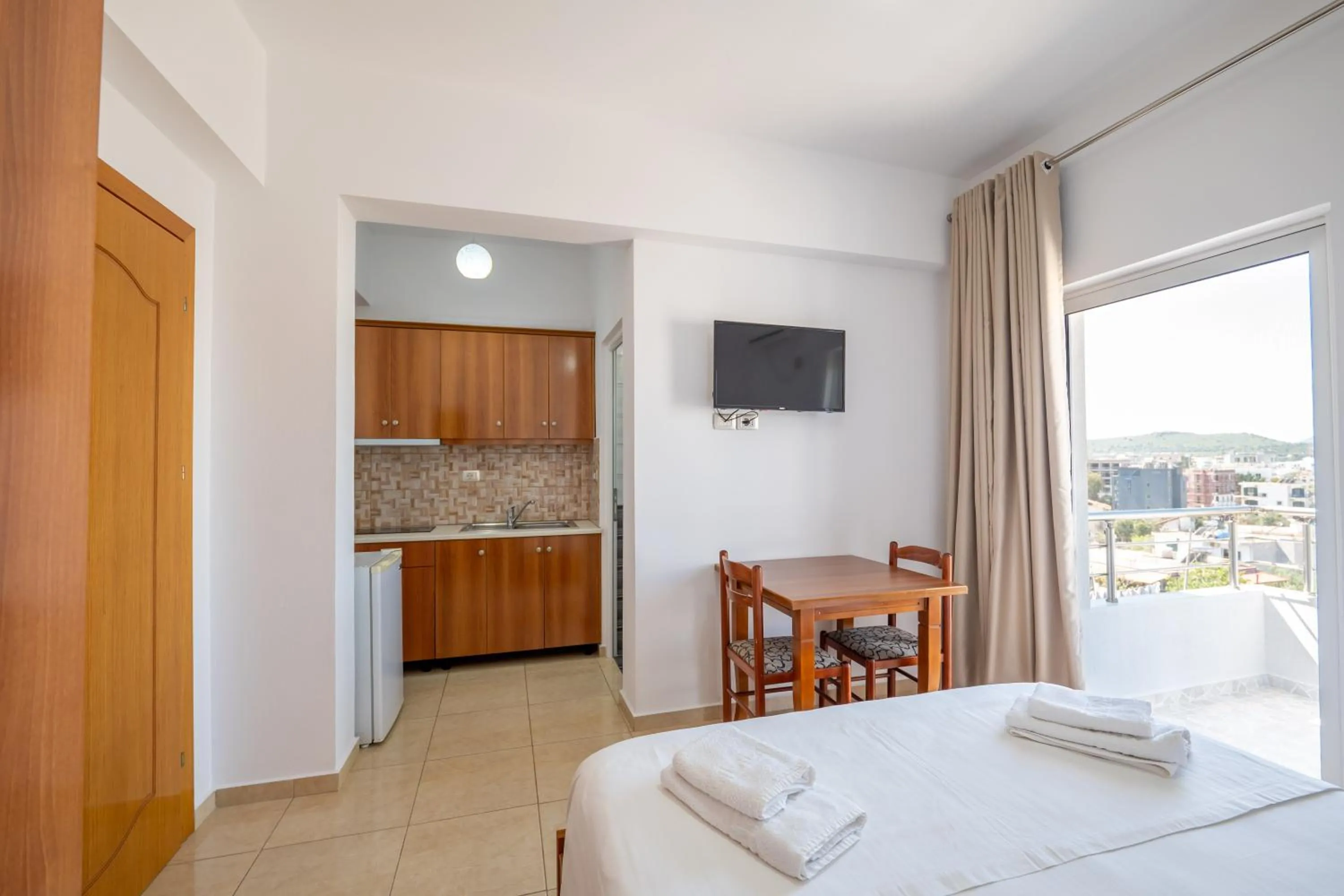 Kitchen or kitchenette, Bed in Aleksander ApartHotel