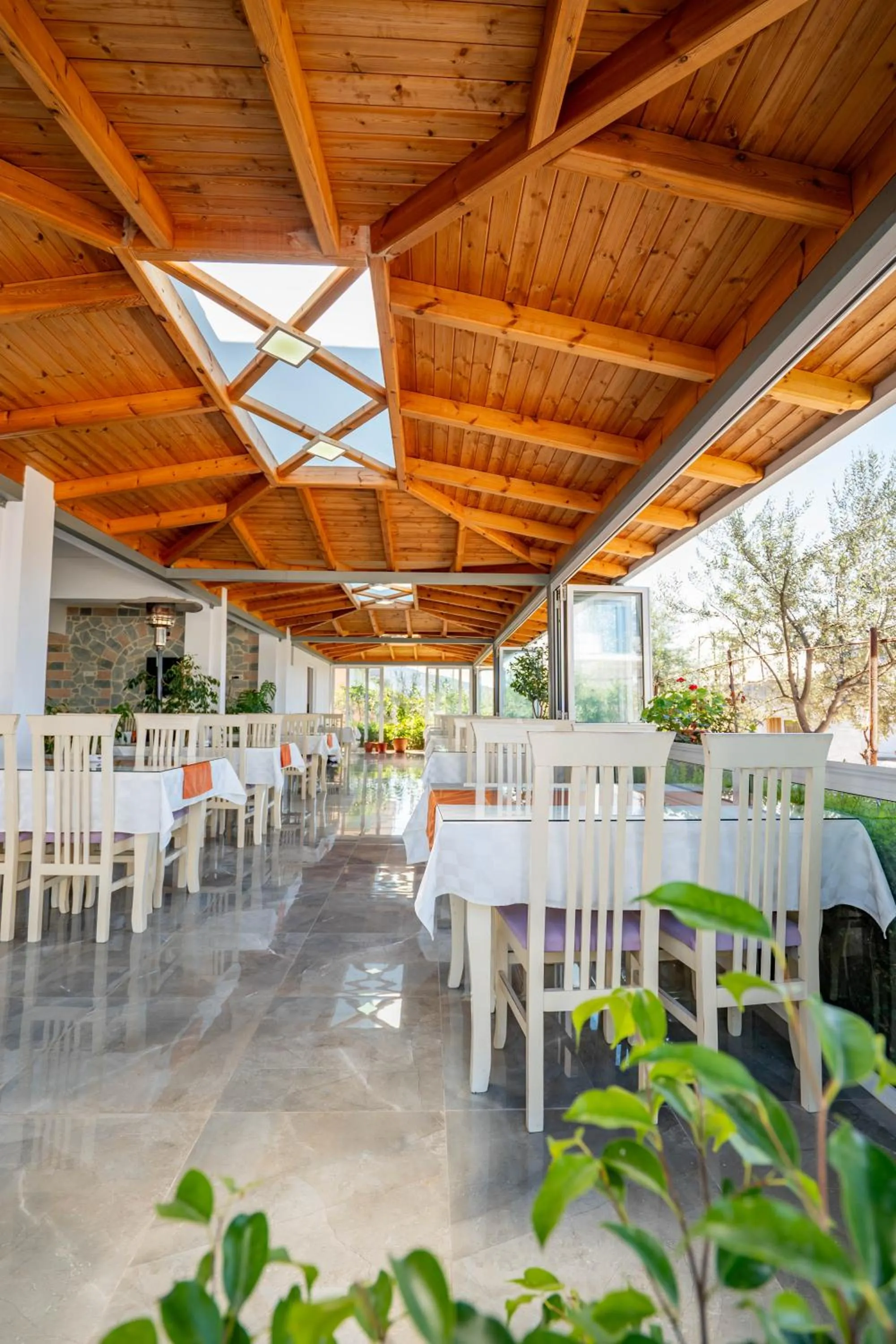 Restaurant/places to eat in Aleksander ApartHotel