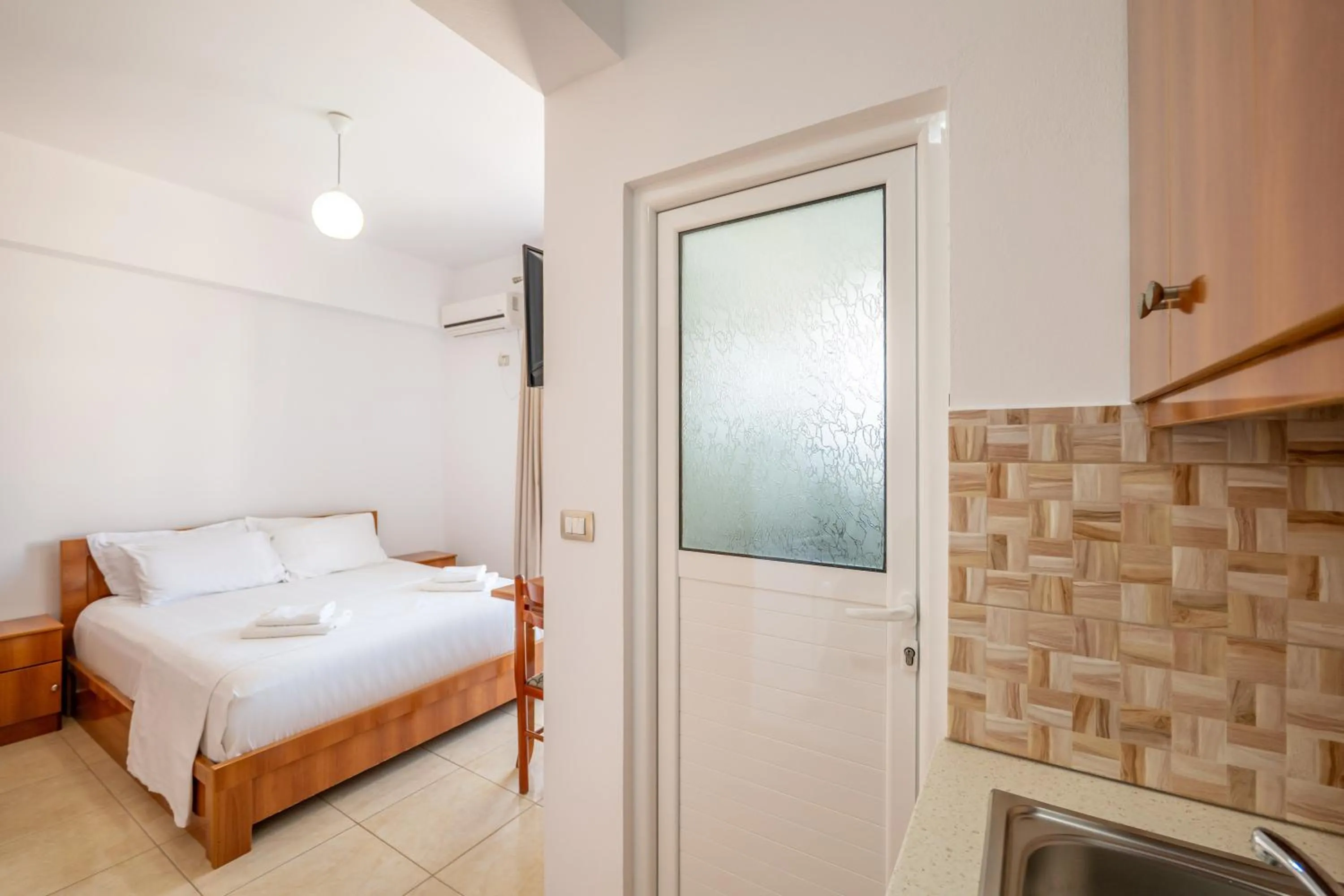 Kitchen or kitchenette, Bed in Aleksander ApartHotel