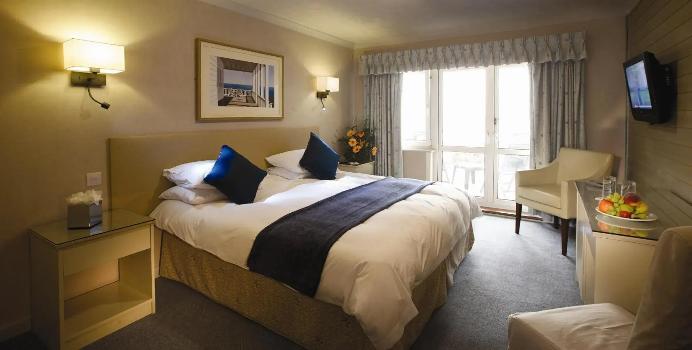 Twin/Double with Seaviews & Balcony in Cobo Bay Hotel Twin/Double with Seaviews & Balcony in Cobo Bay Hotel