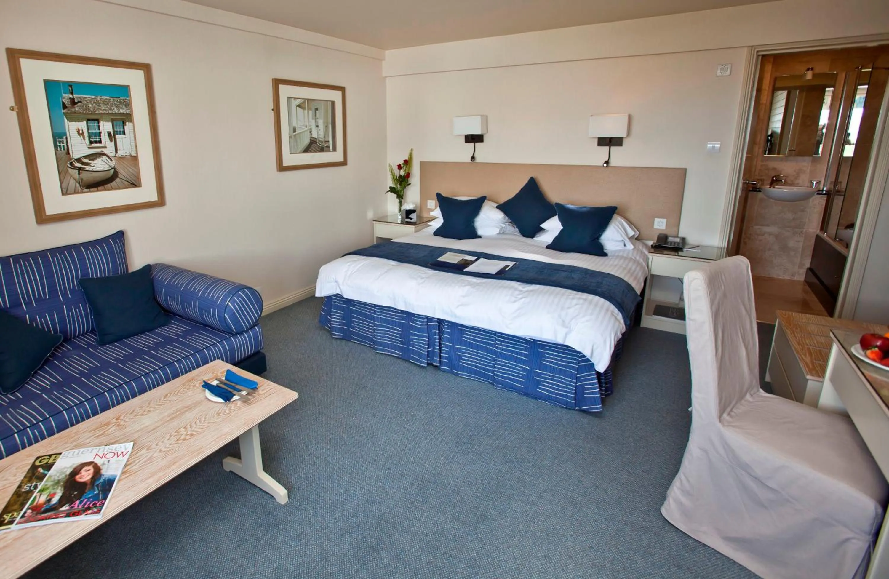 Bedroom, Bed in Cobo Bay Hotel