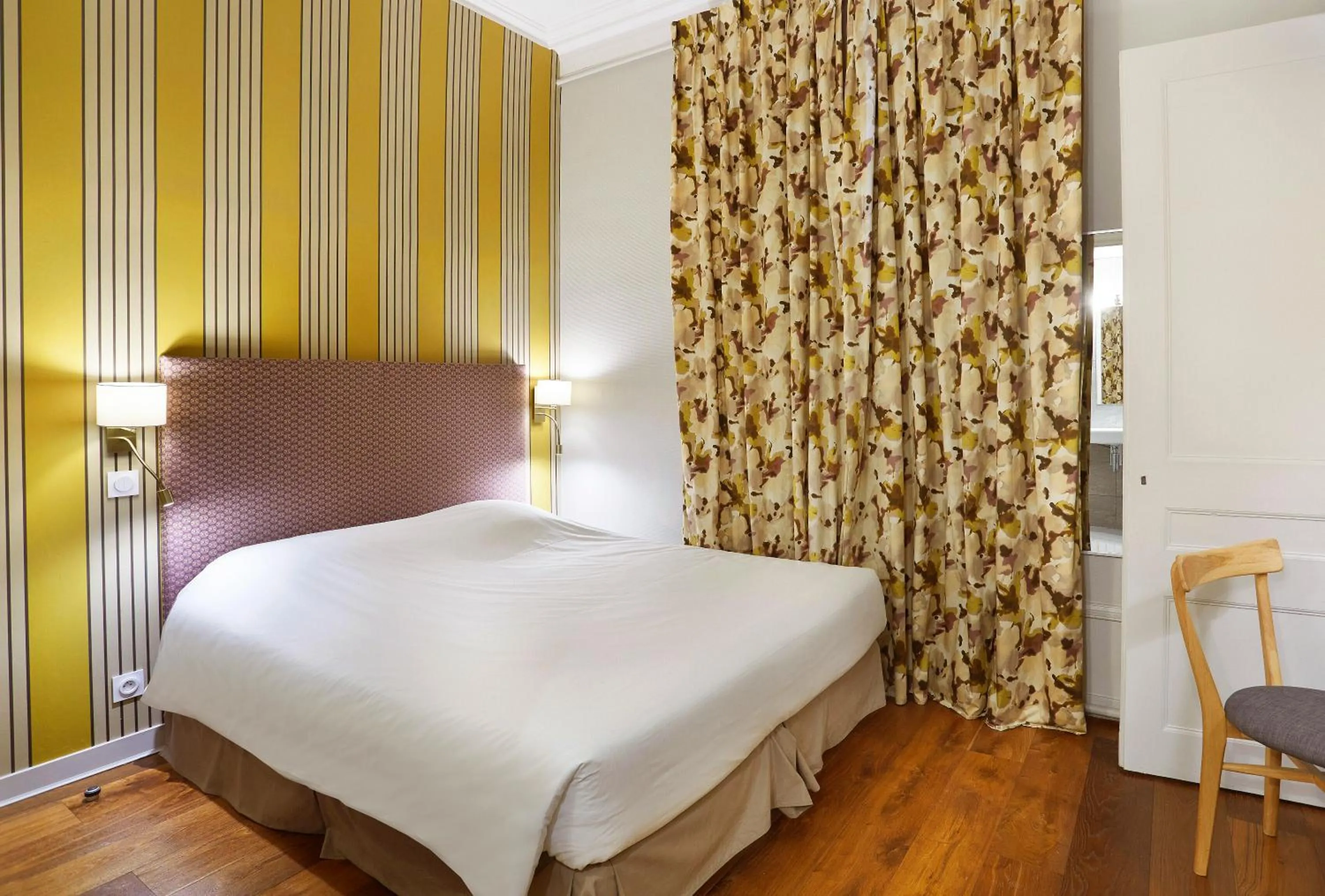 Shower, Bed in Hôtel Vaubecour - Centre Lyon Ainay - Perrache