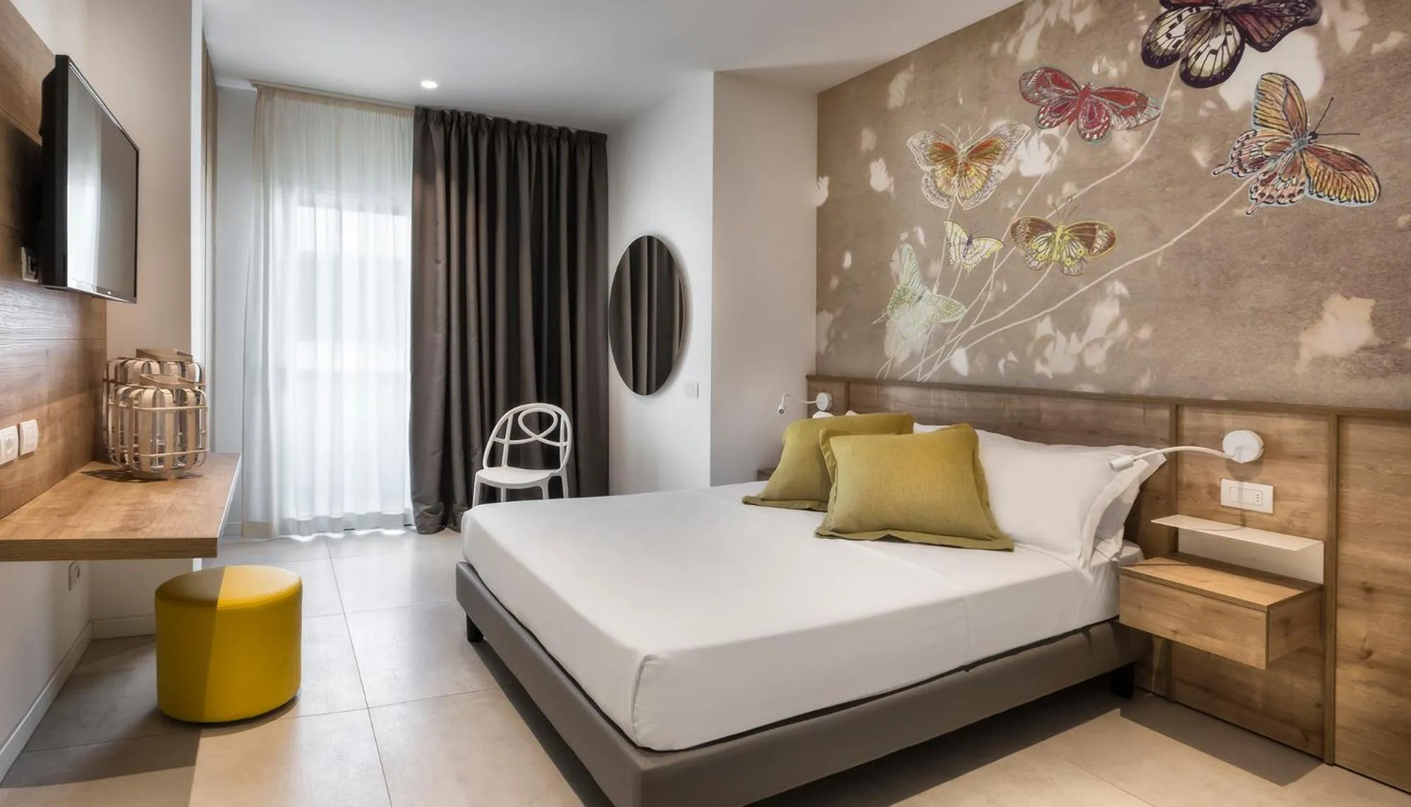 Photo of the whole room, Bed in Hotel Meeting