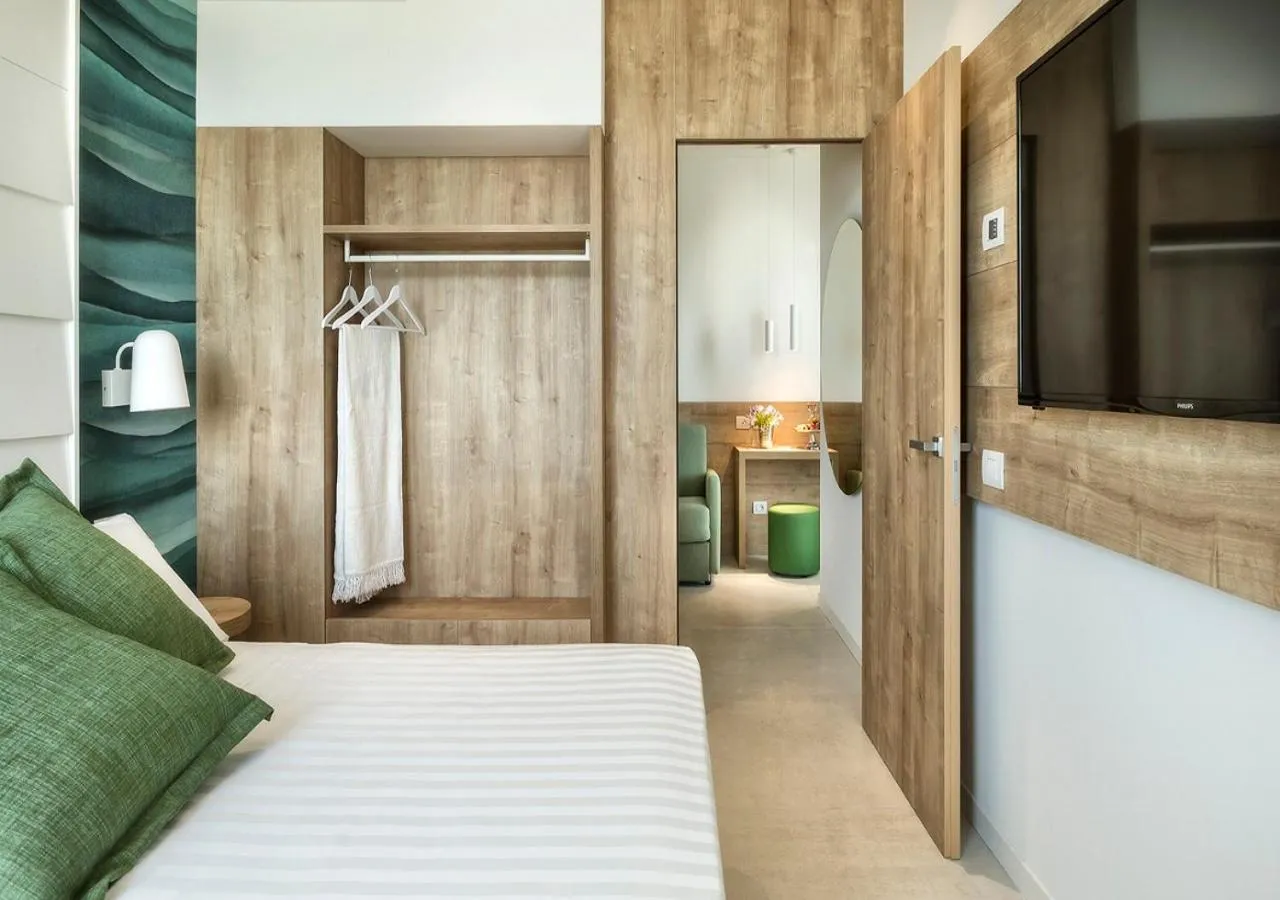 Photo of the whole room, Bed in Hotel Meeting