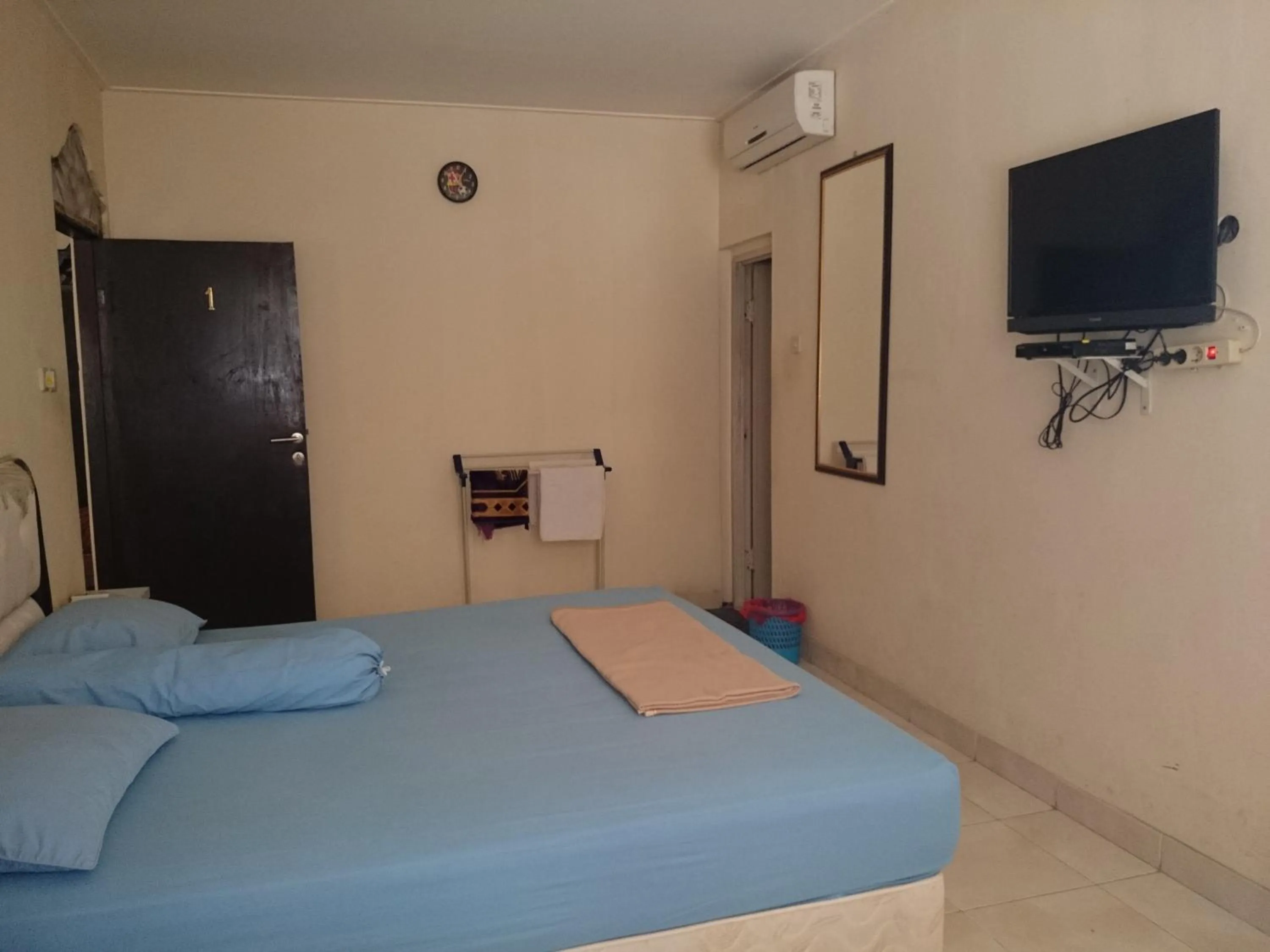 Photo of the whole room, Bed in Pondok Seruni Kemanggisan Jakarta