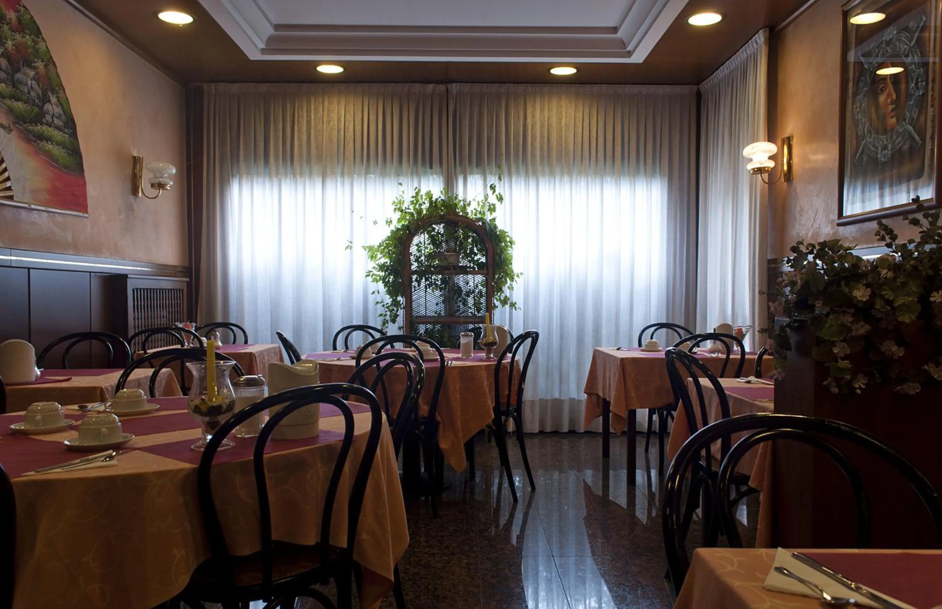 Restaurant/places to eat in Hotel Roma