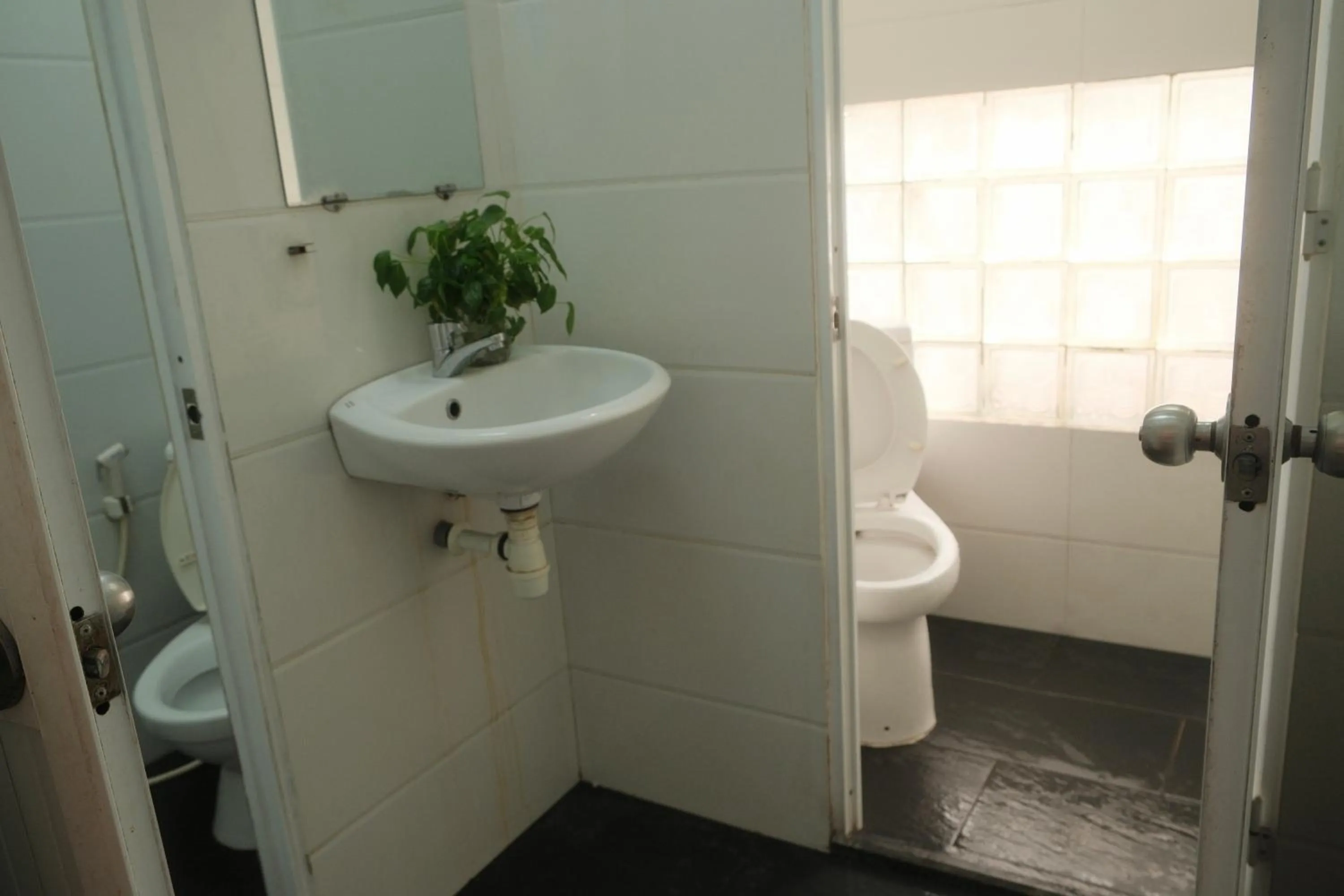 Shower in Sakura Hostel Saigon