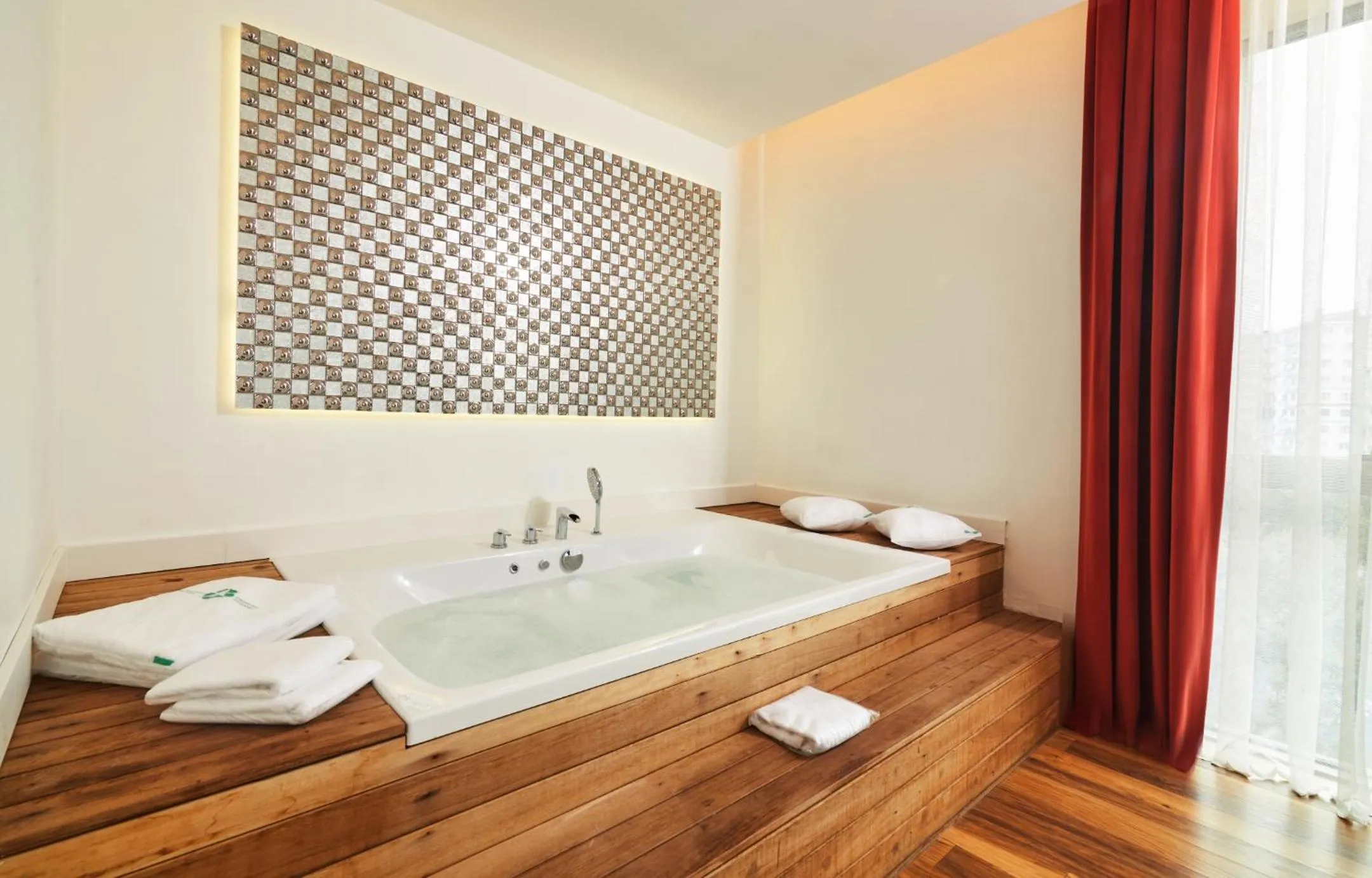 Hot Tub, Bed in Park Dedeman Eskişehir