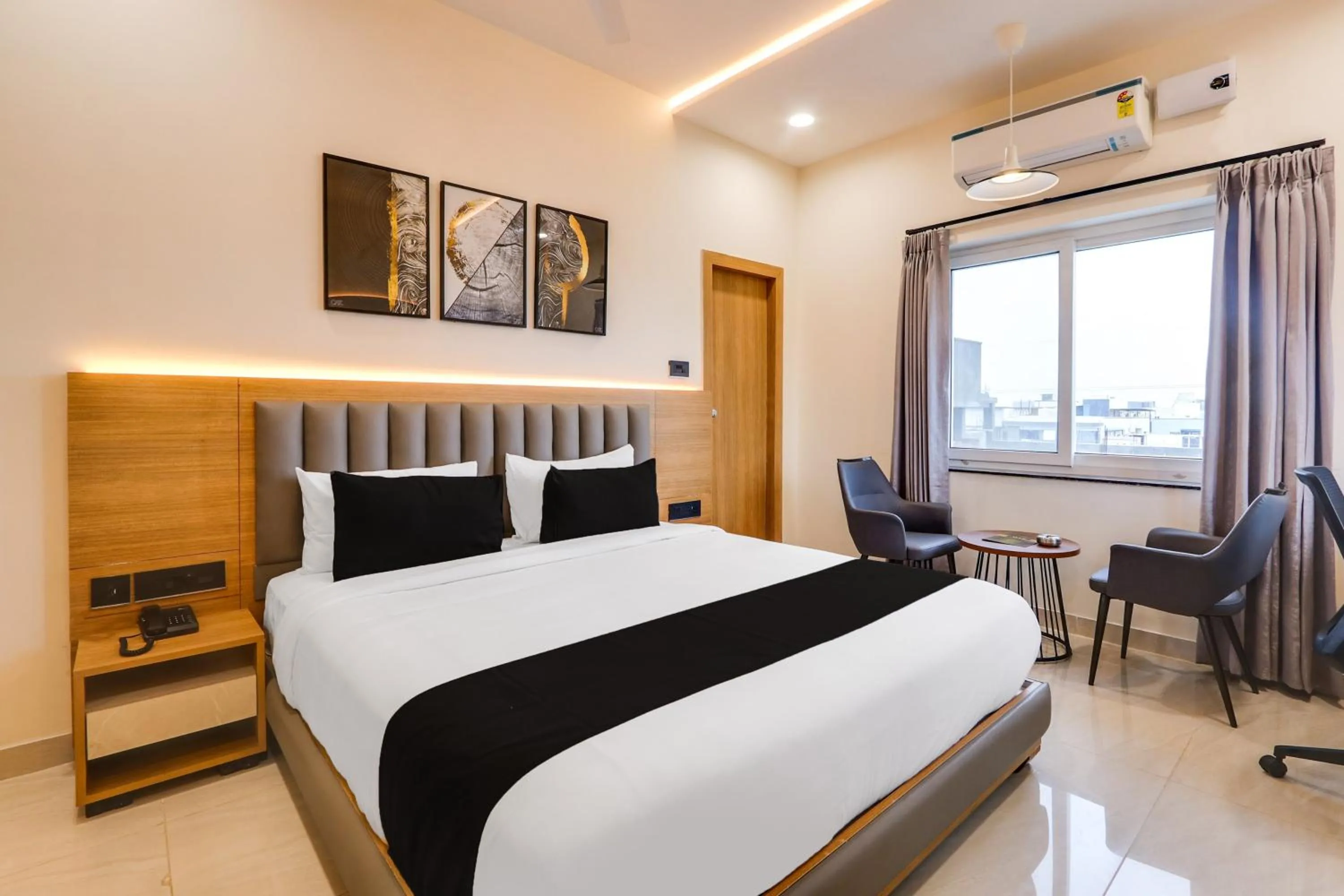 Bedroom, Bed in Townhouse OAK INDIGO BUSINESS HOTELS