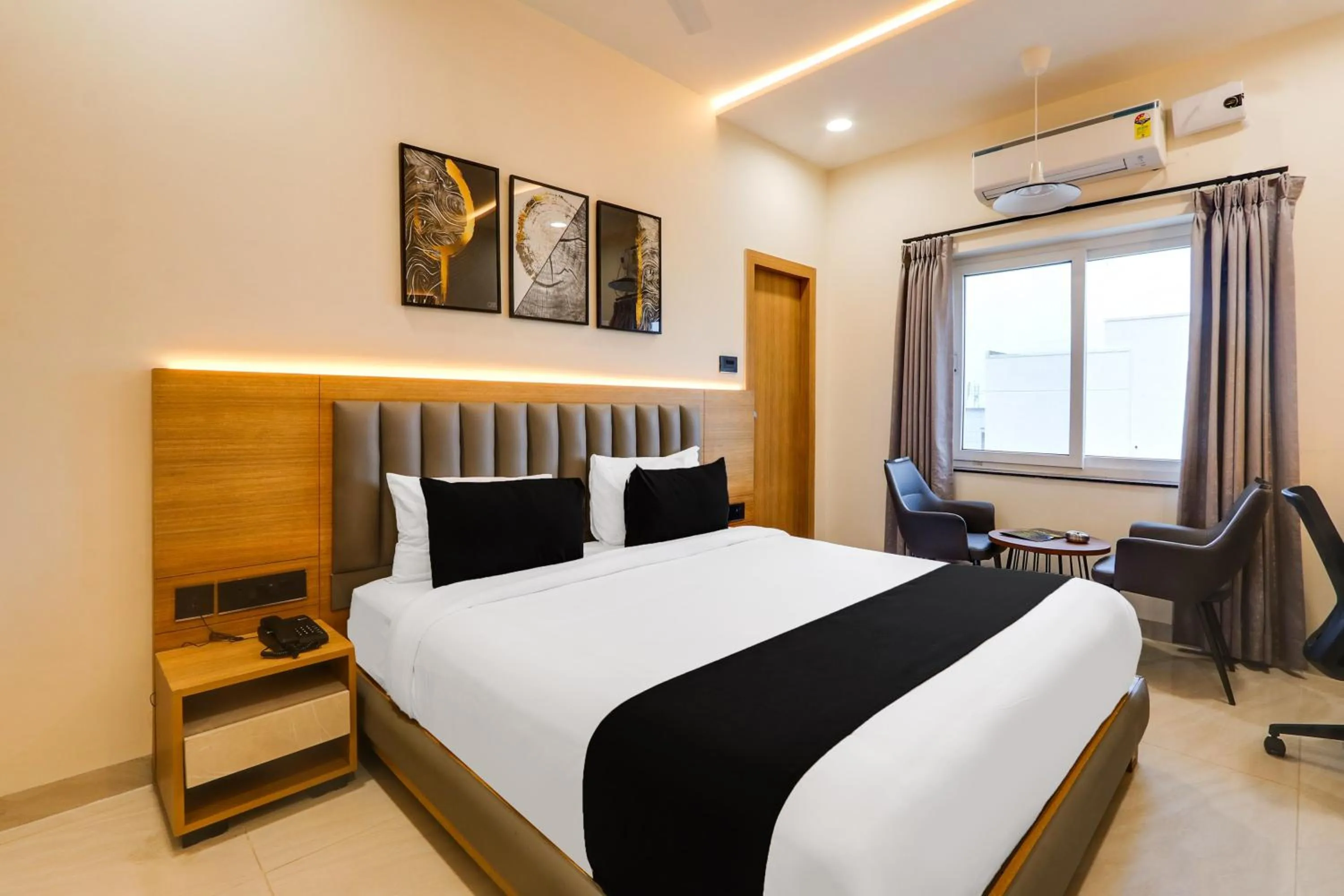 Bedroom, Bed in Townhouse OAK INDIGO BUSINESS HOTELS