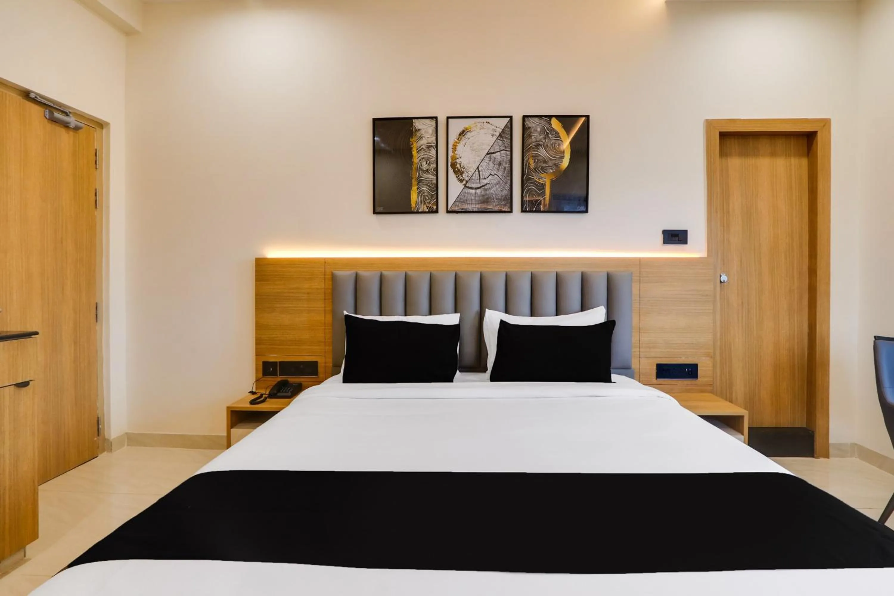 Bedroom, Bed in Townhouse OAK INDIGO BUSINESS HOTELS