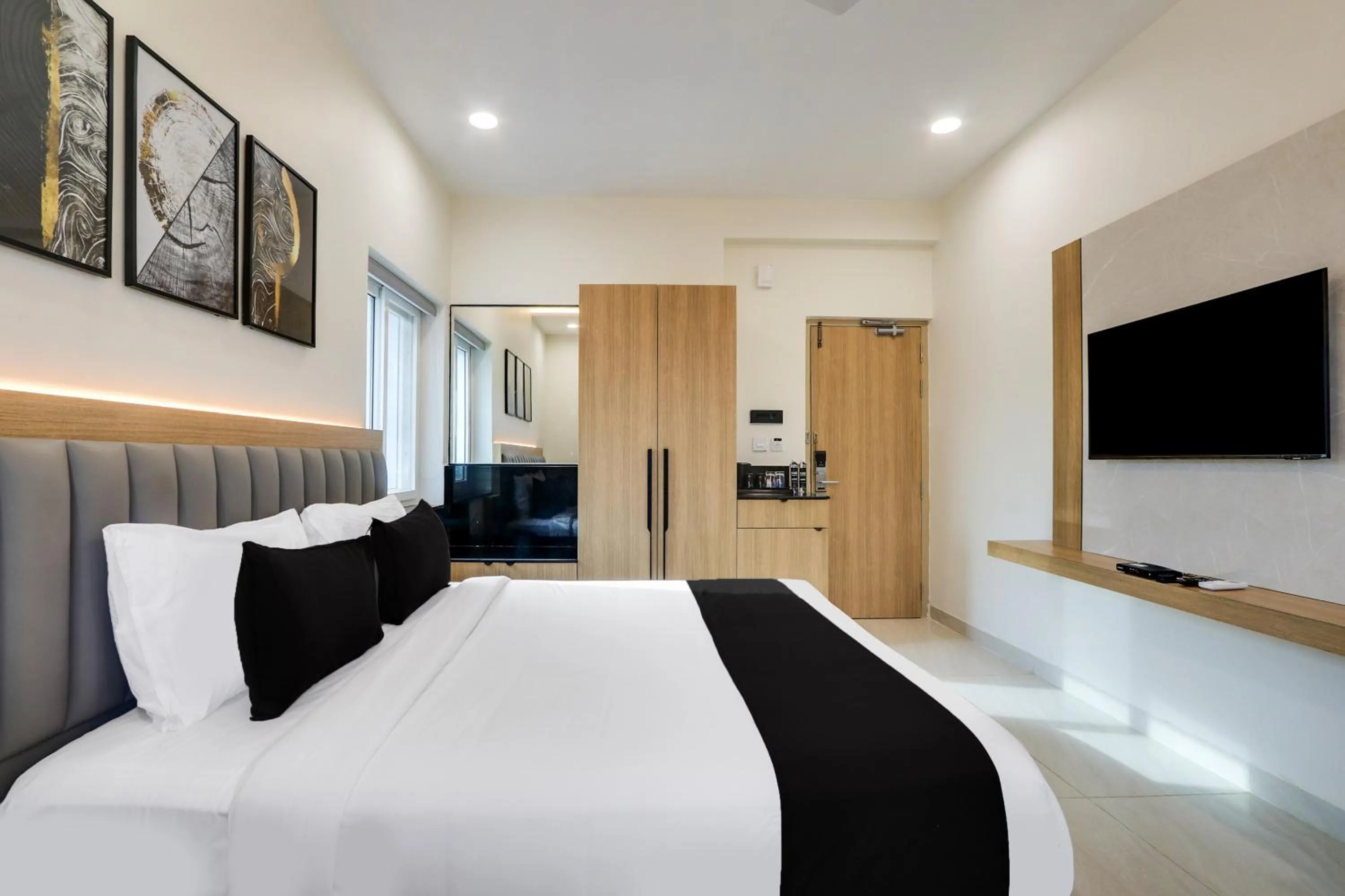 Bedroom, Bed in Townhouse OAK INDIGO BUSINESS HOTELS