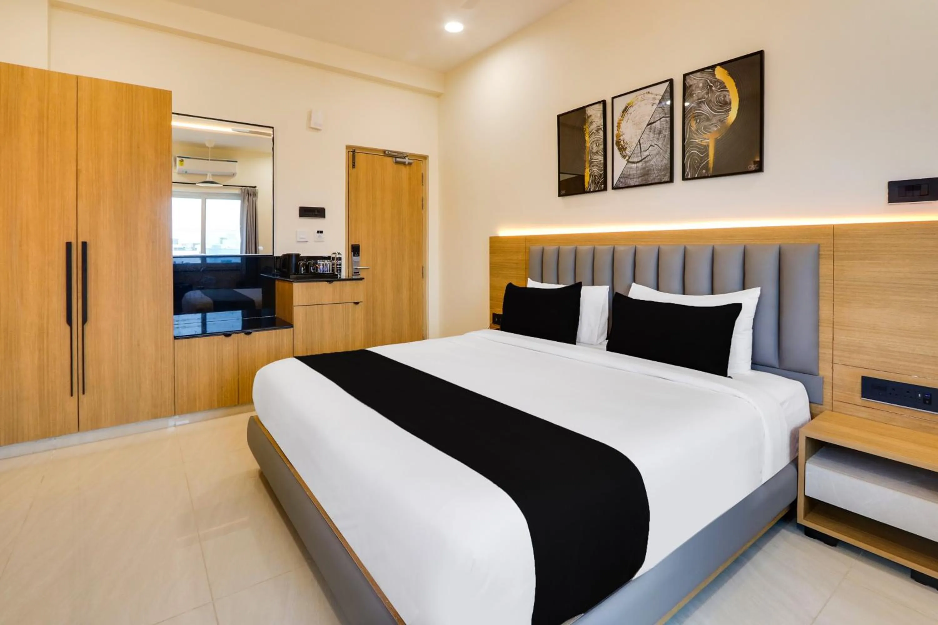 Bedroom, Bed in Townhouse OAK INDIGO BUSINESS HOTELS