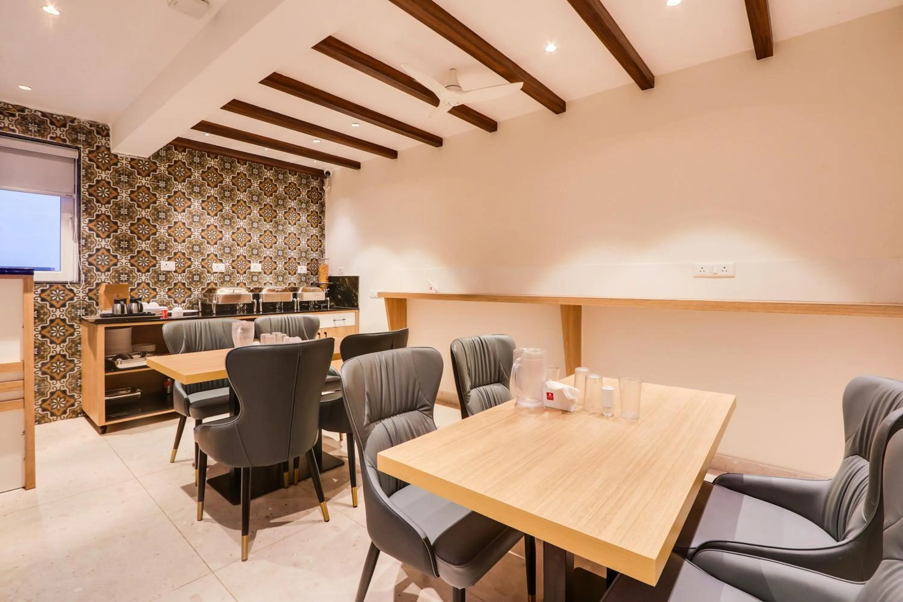 Restaurant/places to eat in Townhouse OAK INDIGO BUSINESS HOTELS