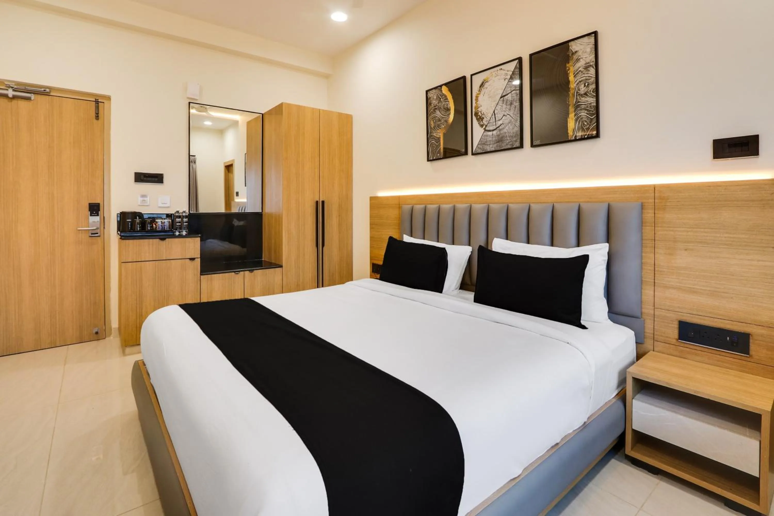 Bedroom, Bed in Townhouse OAK INDIGO BUSINESS HOTELS