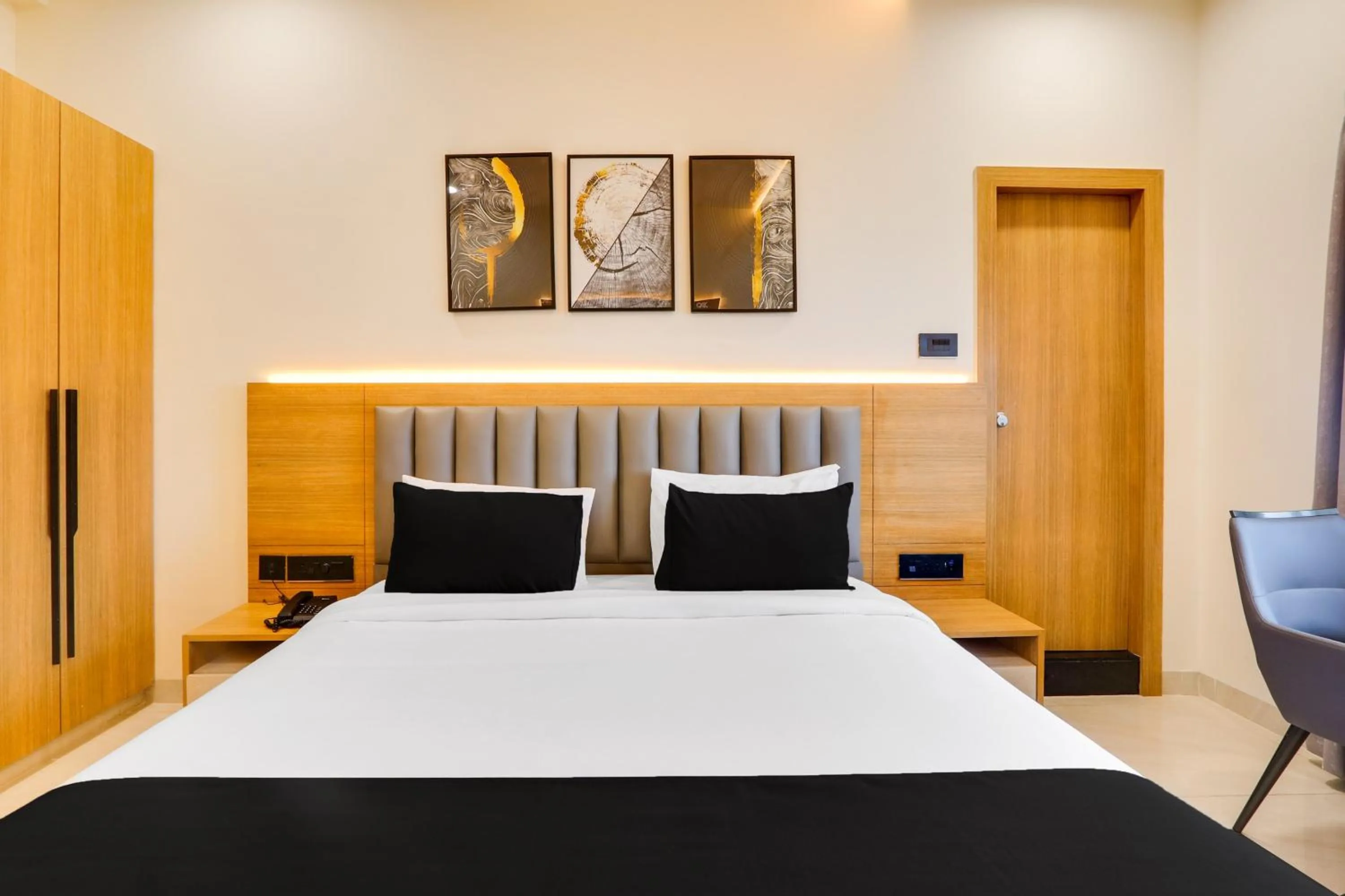 Bedroom, Bed in Townhouse OAK INDIGO BUSINESS HOTELS