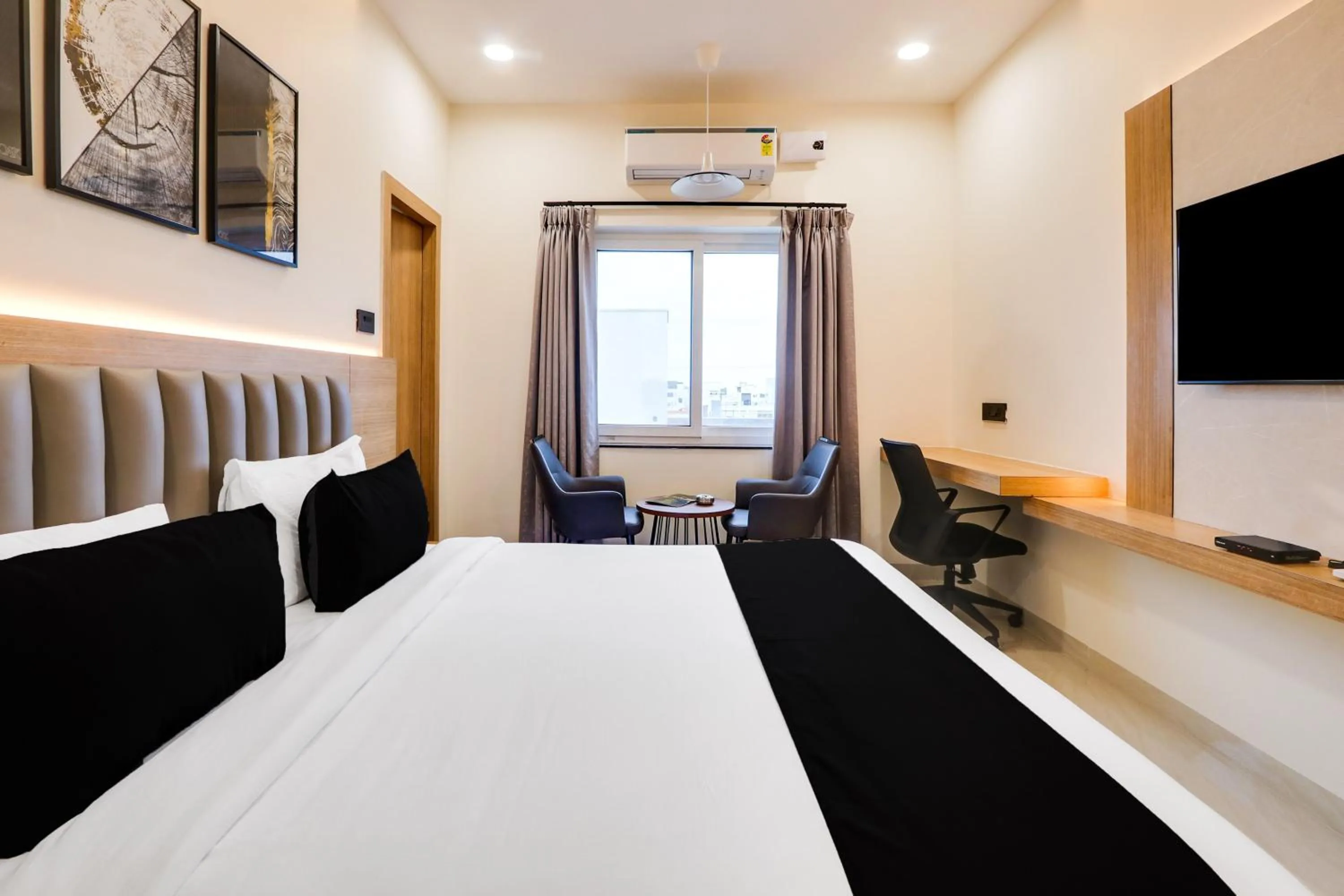 Bedroom, Bed in Townhouse OAK INDIGO BUSINESS HOTELS