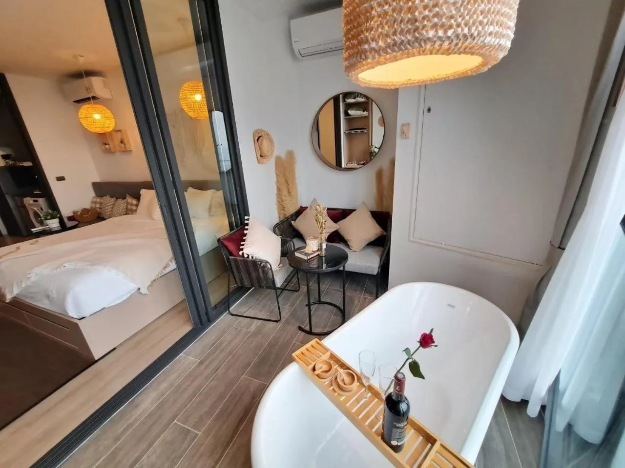 Photo of the whole room, Bed in Edge Central Pattaya by Mickey