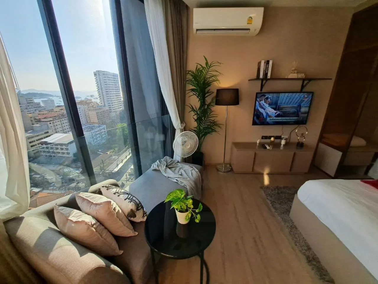 TV and multimedia, Bed in Edge Central Pattaya by Mickey