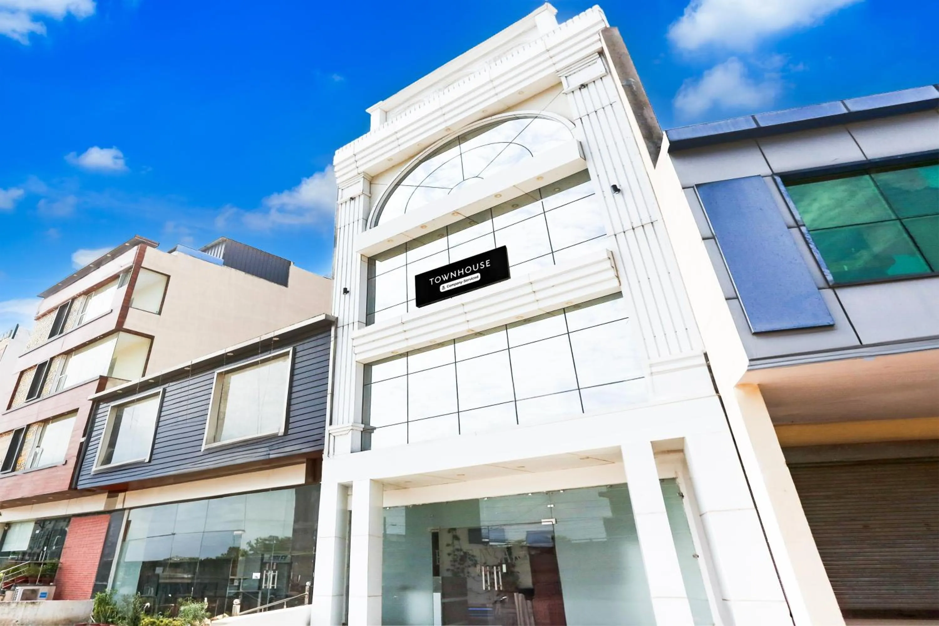 Facade/entrance in Super Townhouse Eden Garden Zirakpur