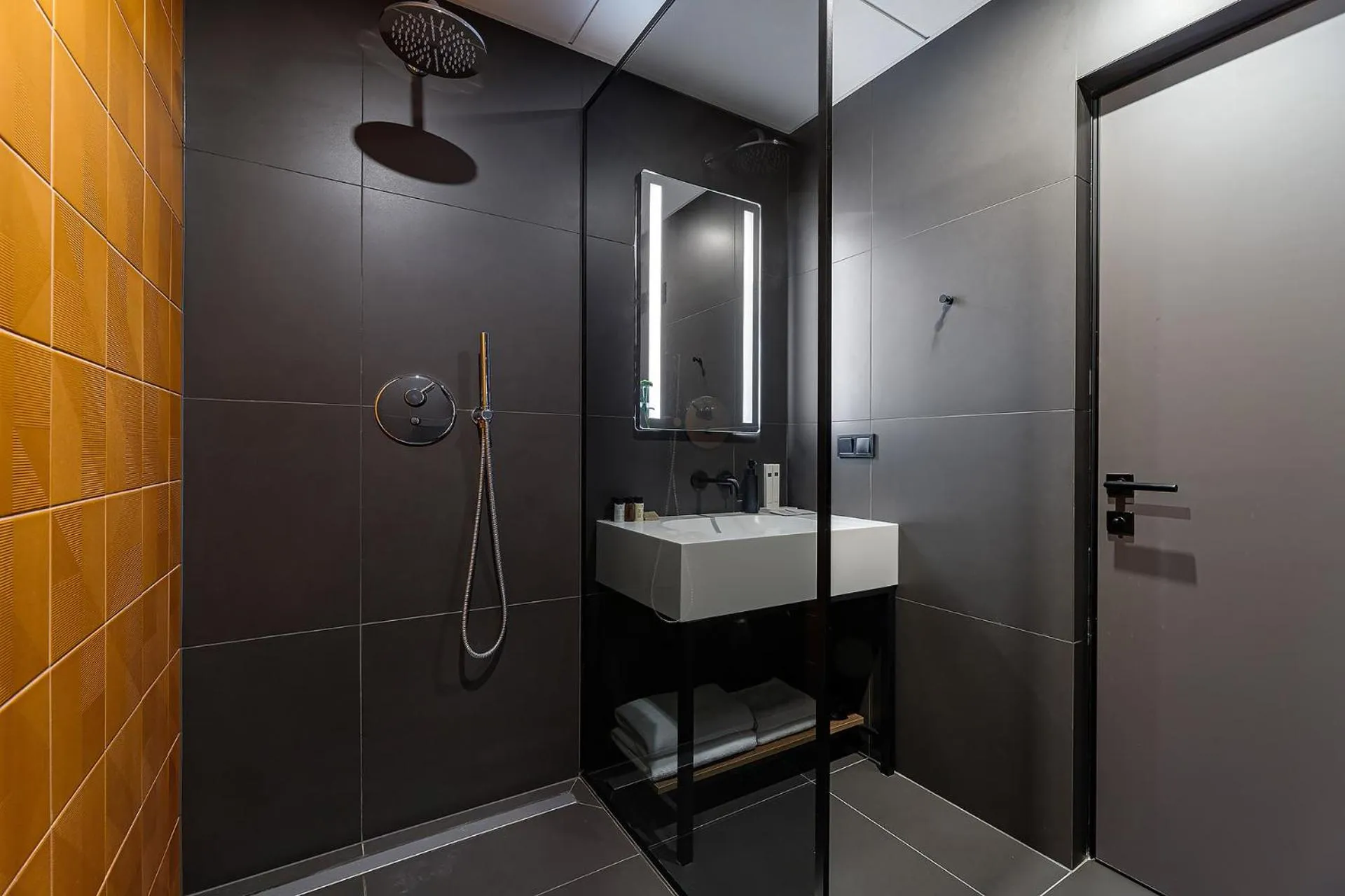 Shower in LEV Lifestyle Hotel - Maestro