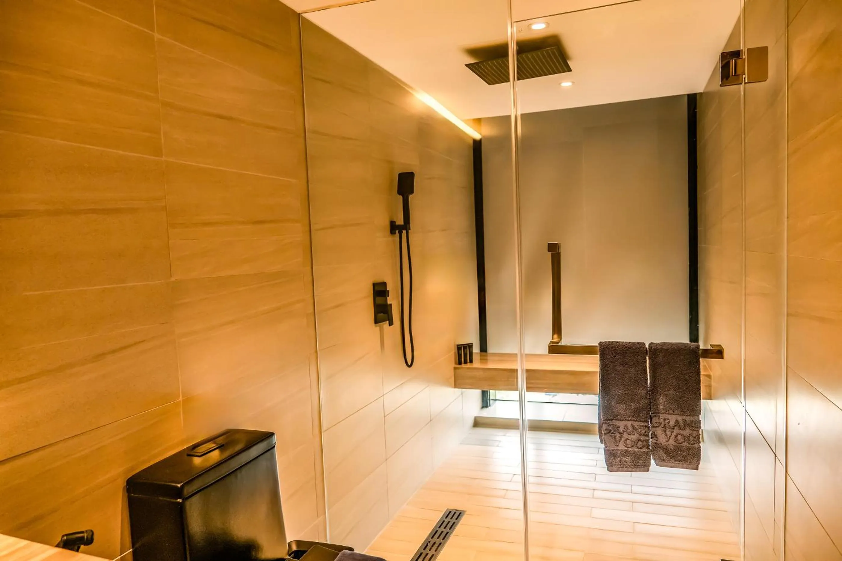 Shower in Grand La Vogue Hotel and Casino