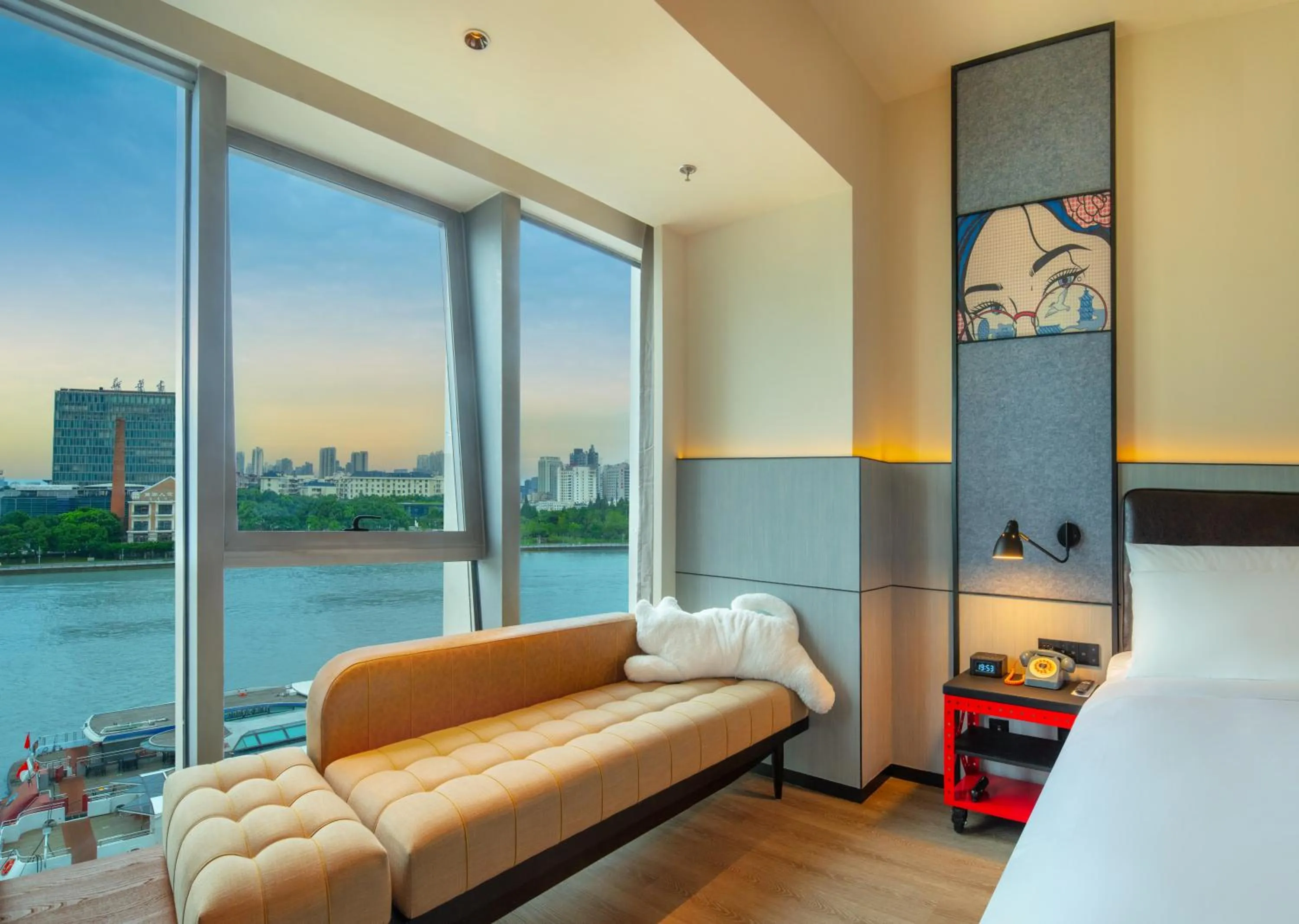 River view, Bed in Moxy Ningbo Old Bund
