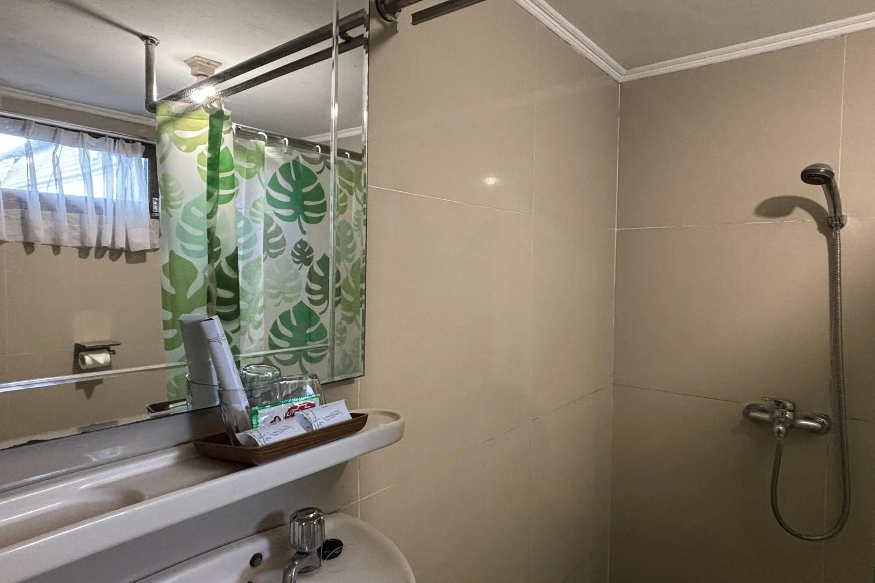 Shower in Hotel Pesona Bamboe Lembang