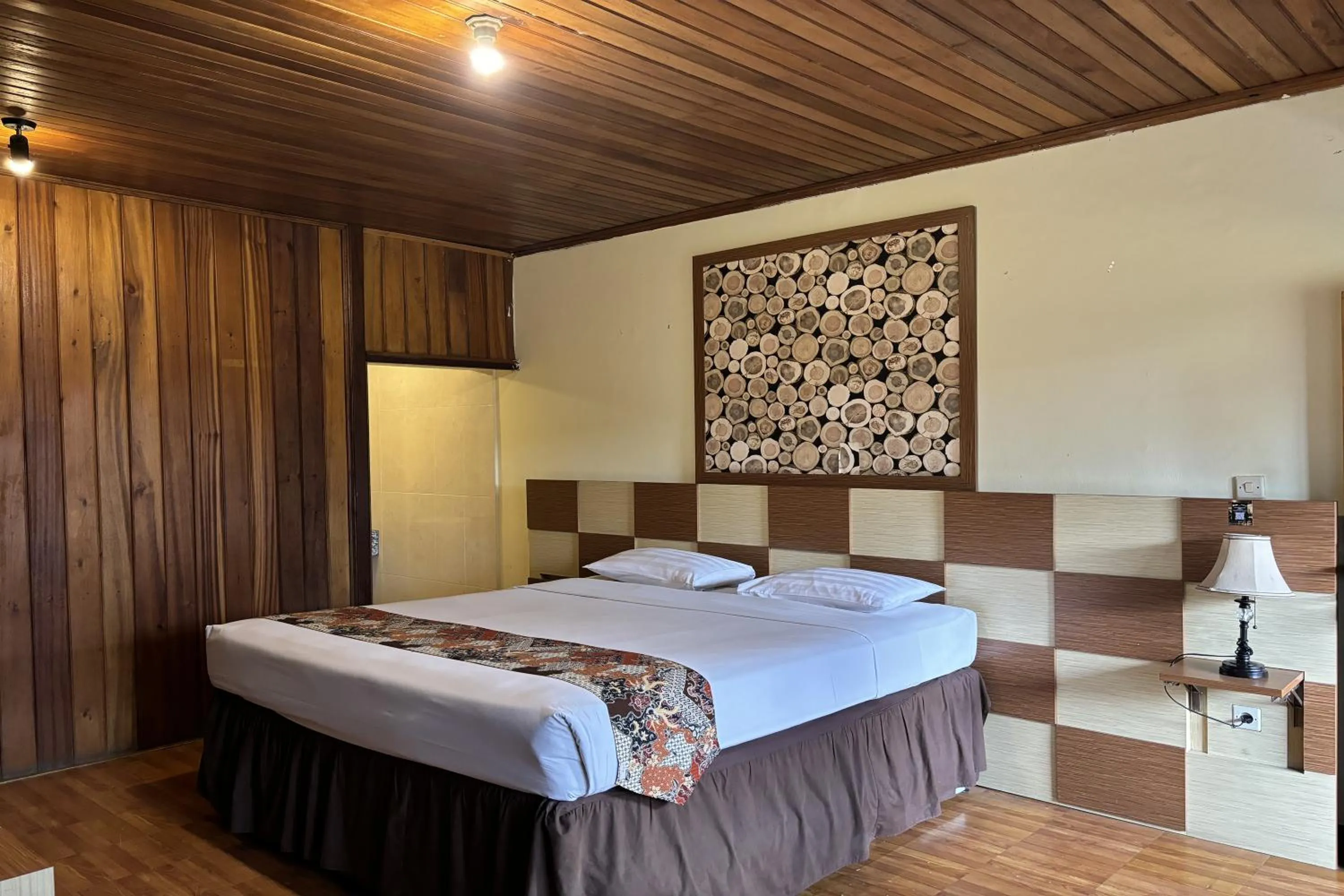 Bed in Hotel Pesona Bamboe Lembang
