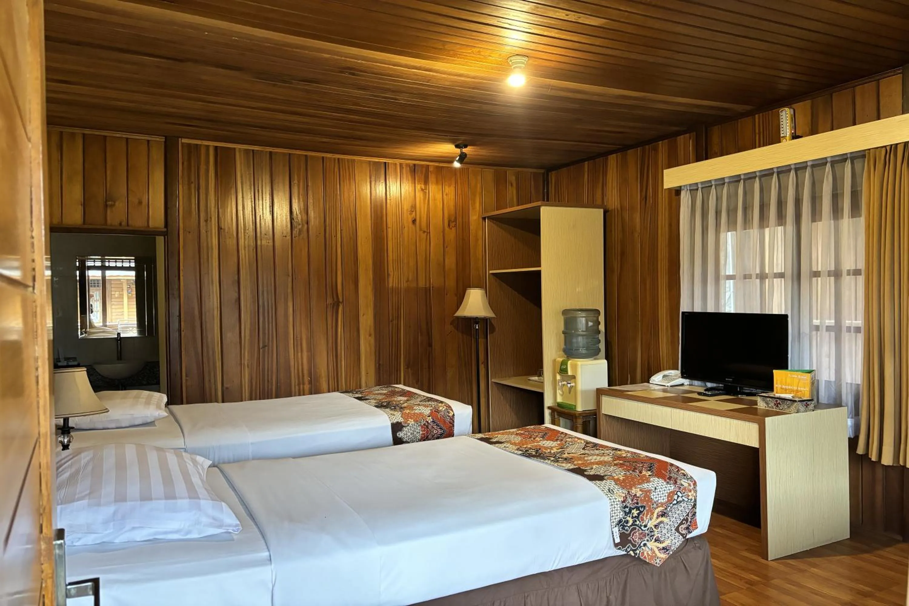Bed in Hotel Pesona Bamboe Lembang