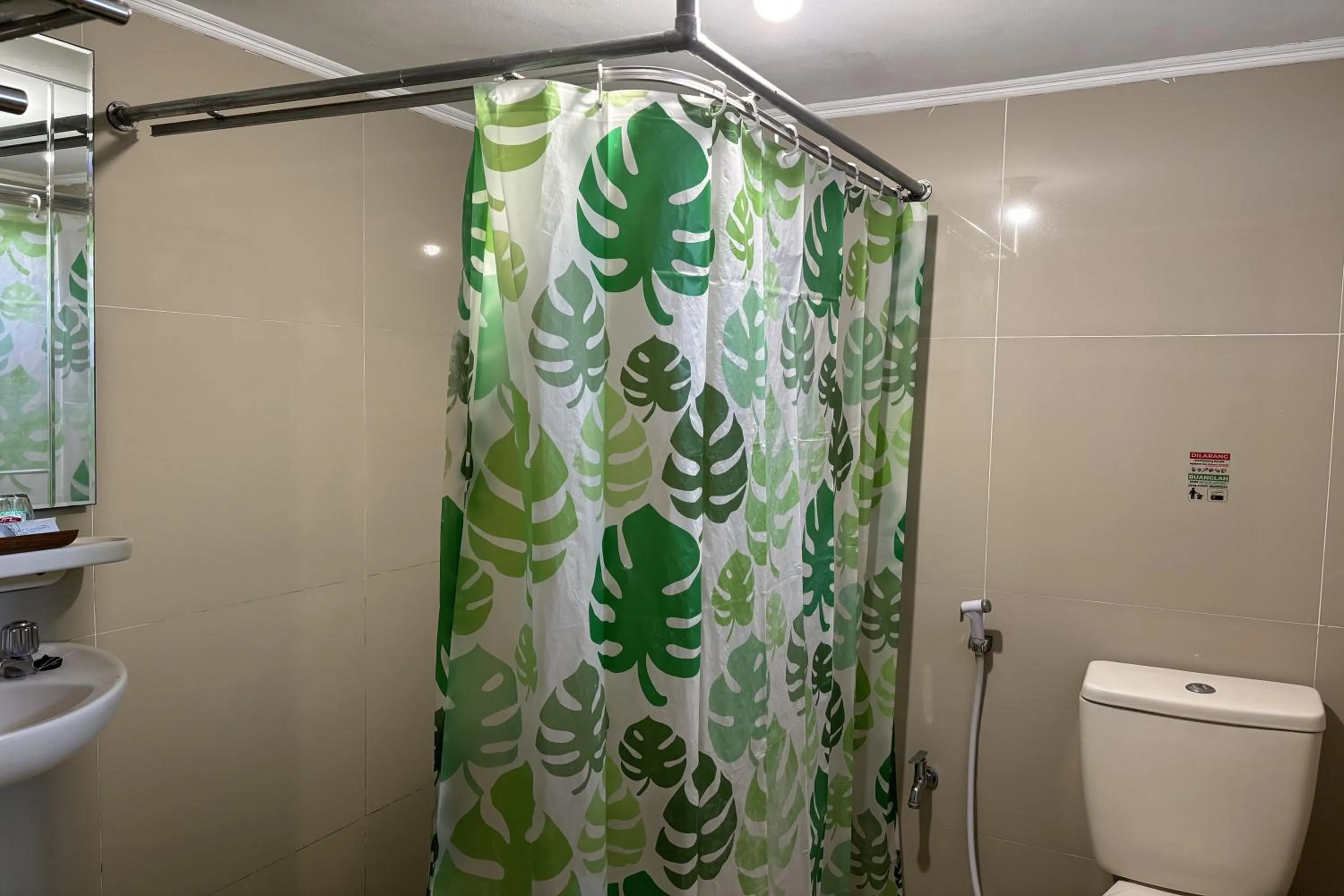 Shower in Hotel Pesona Bamboe Lembang
