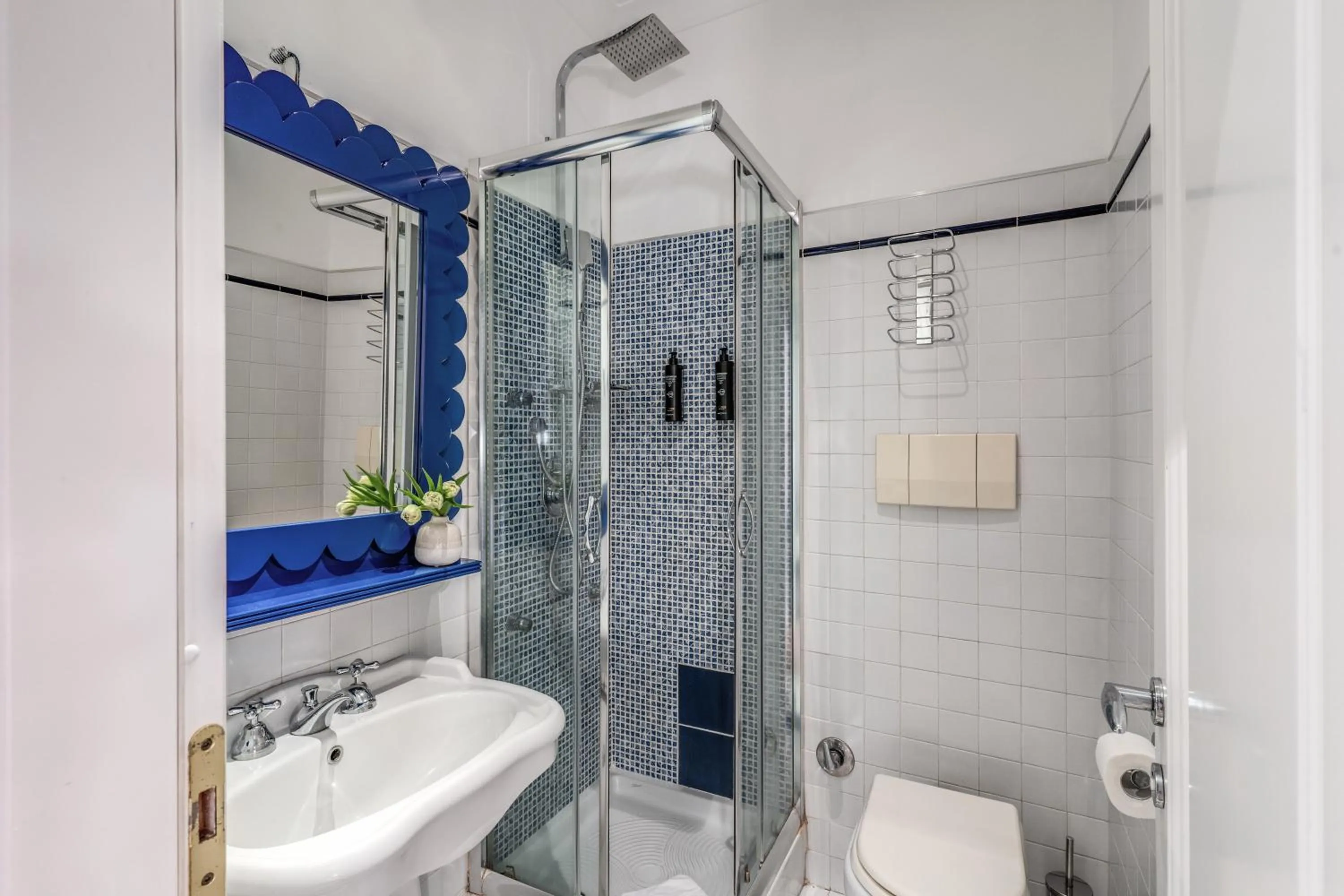 Shower in Townhouse Condotti 29