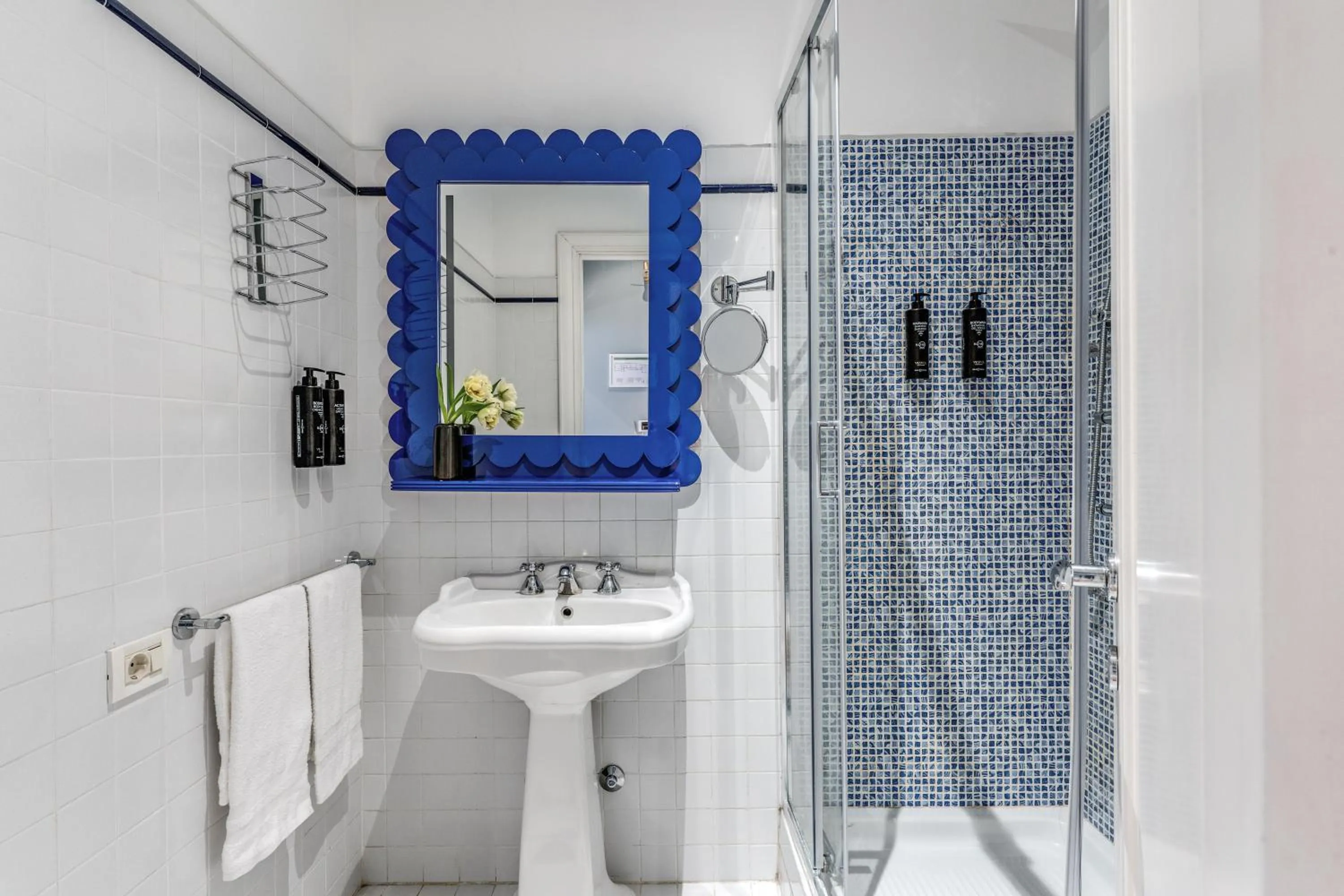 Shower in Townhouse Condotti 29