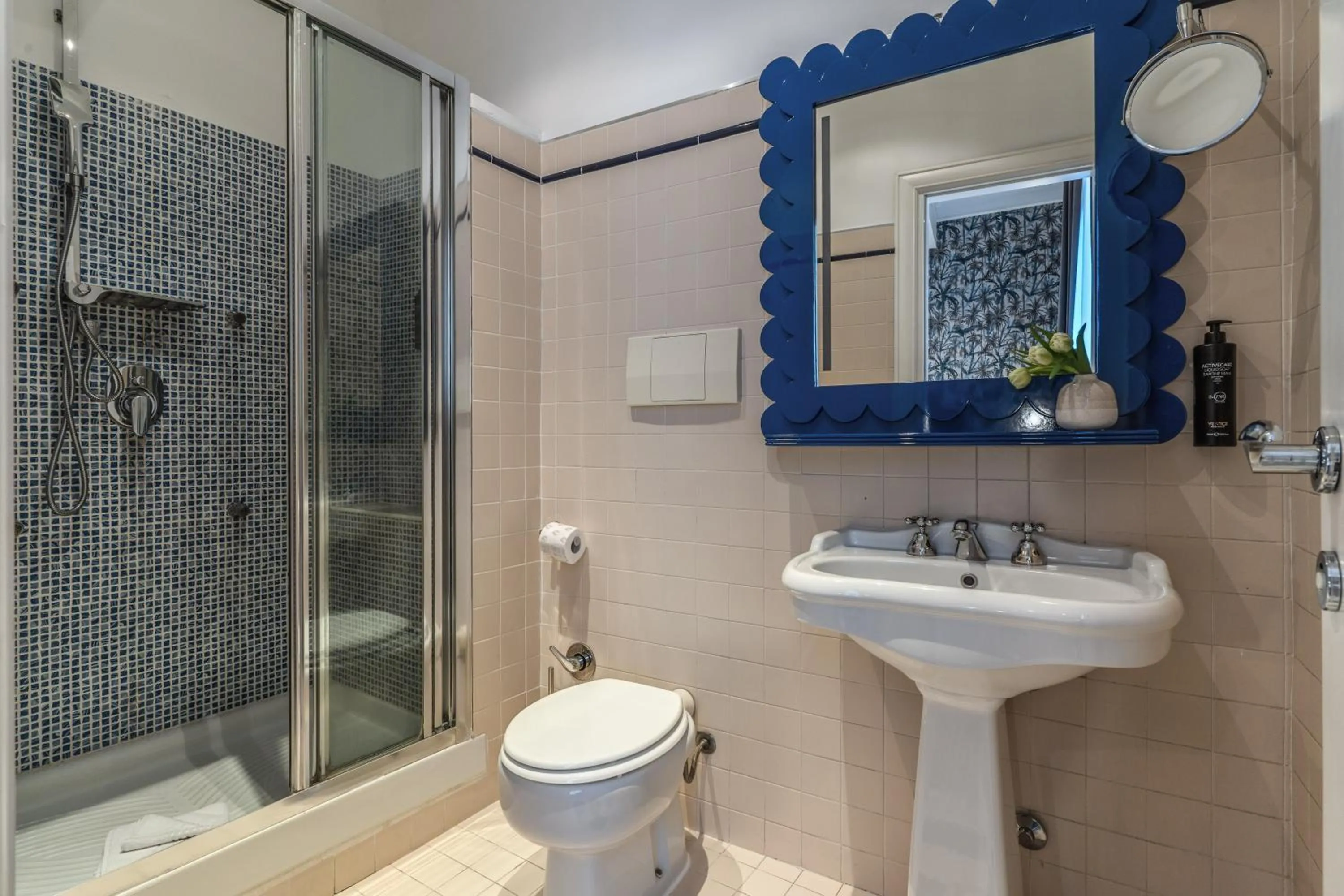 Shower in Townhouse Condotti 29