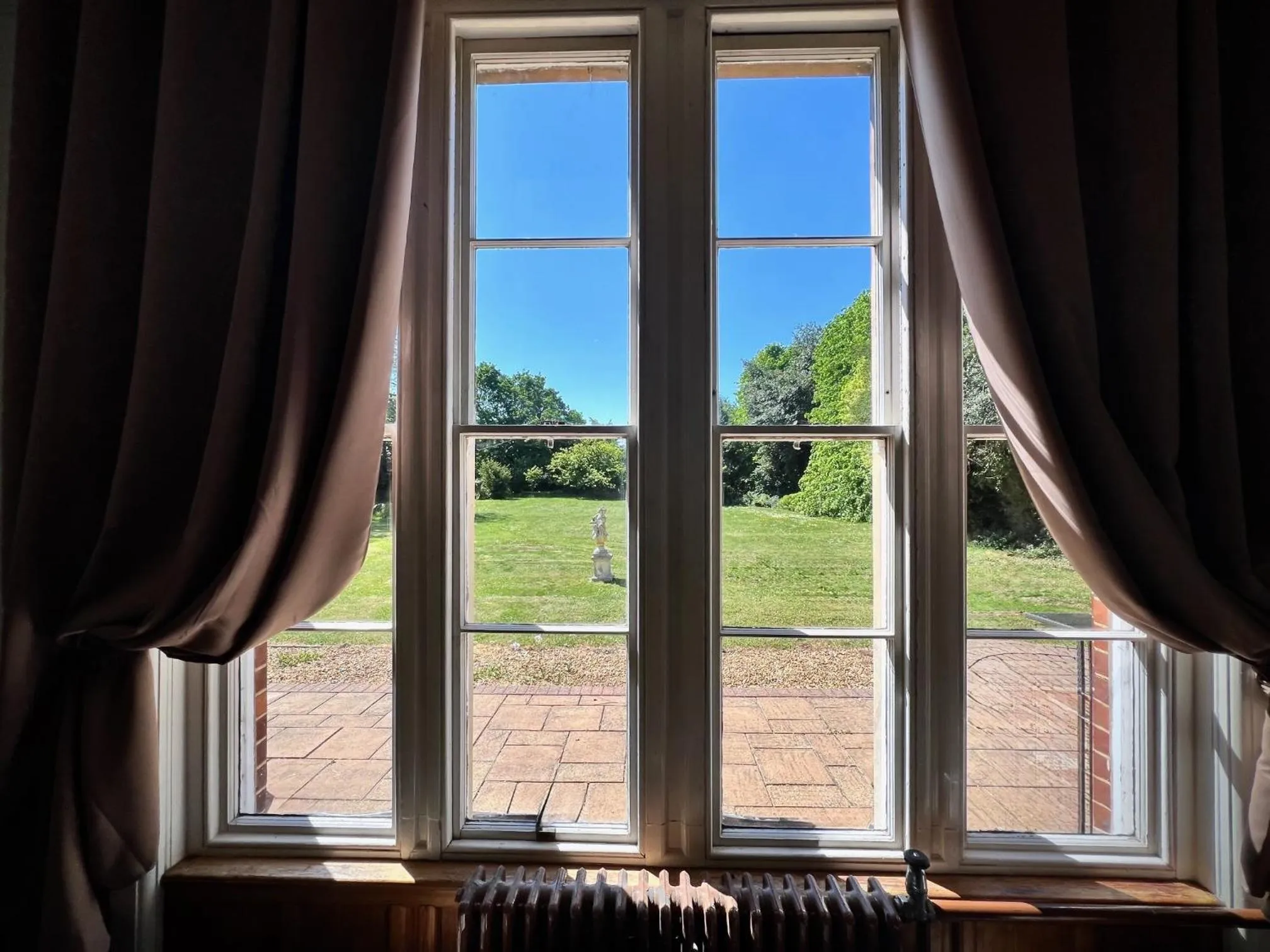 Living room in Willingham House Hotel