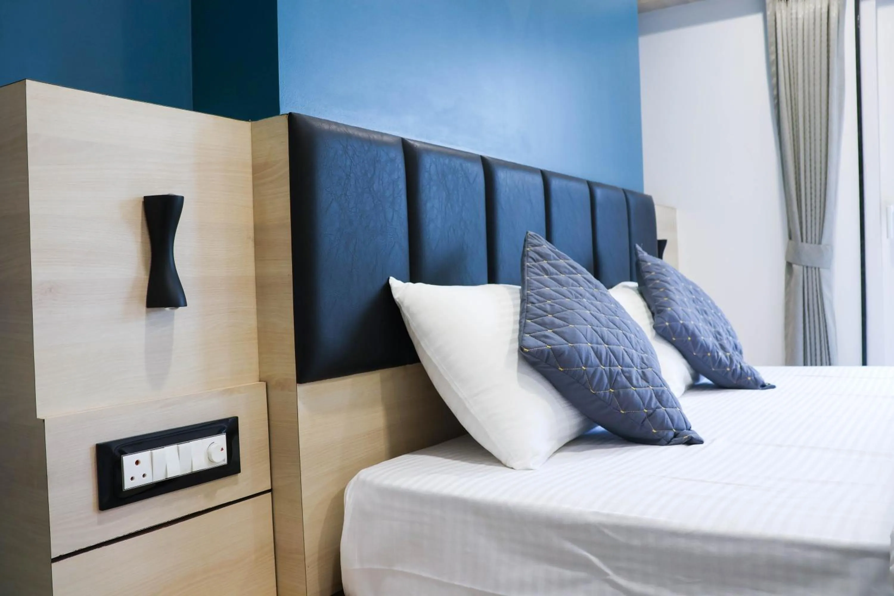 Bedroom, Bed in The Executive Inn