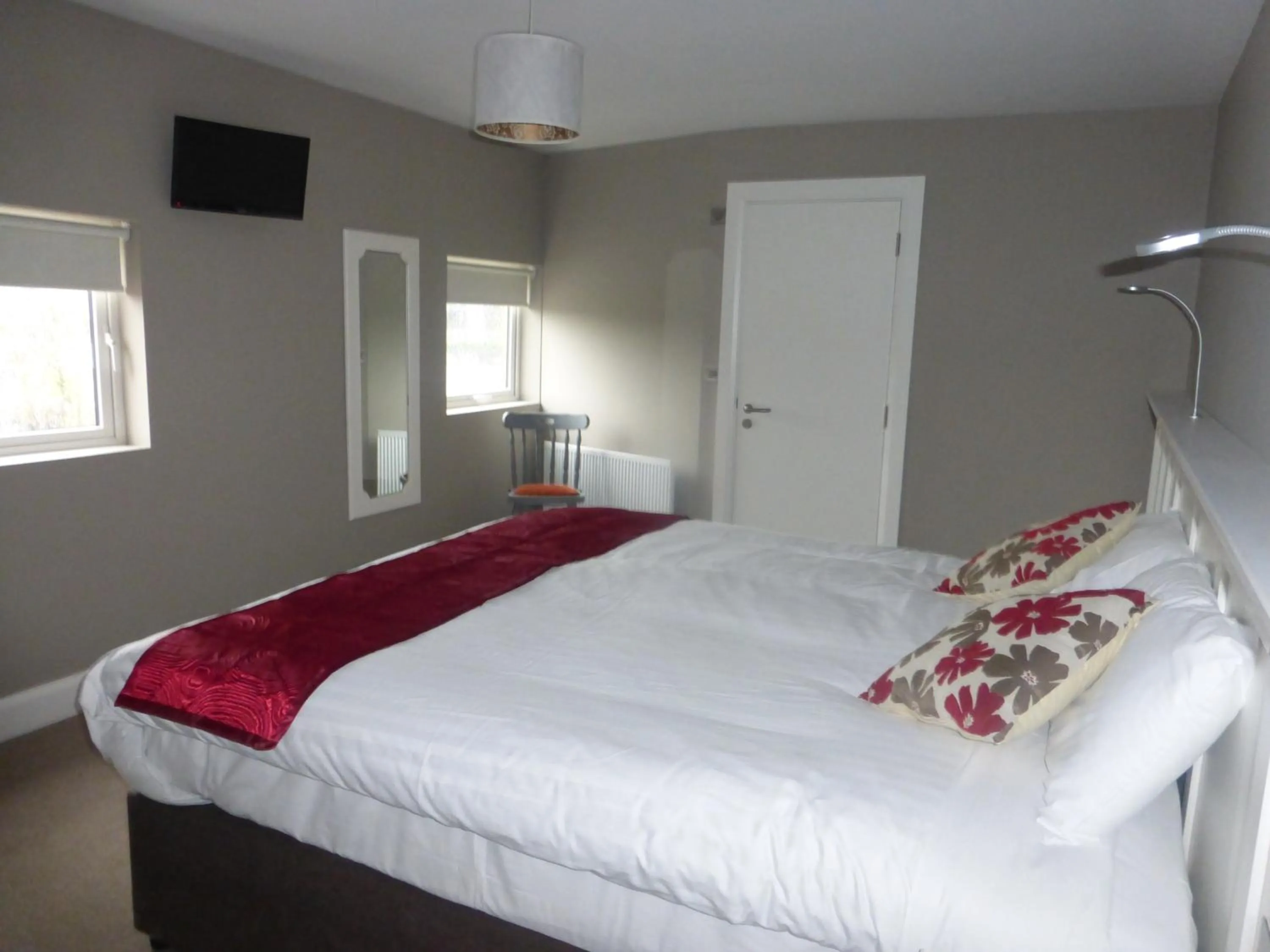 Bedroom, Bed in Ryan's Hotel